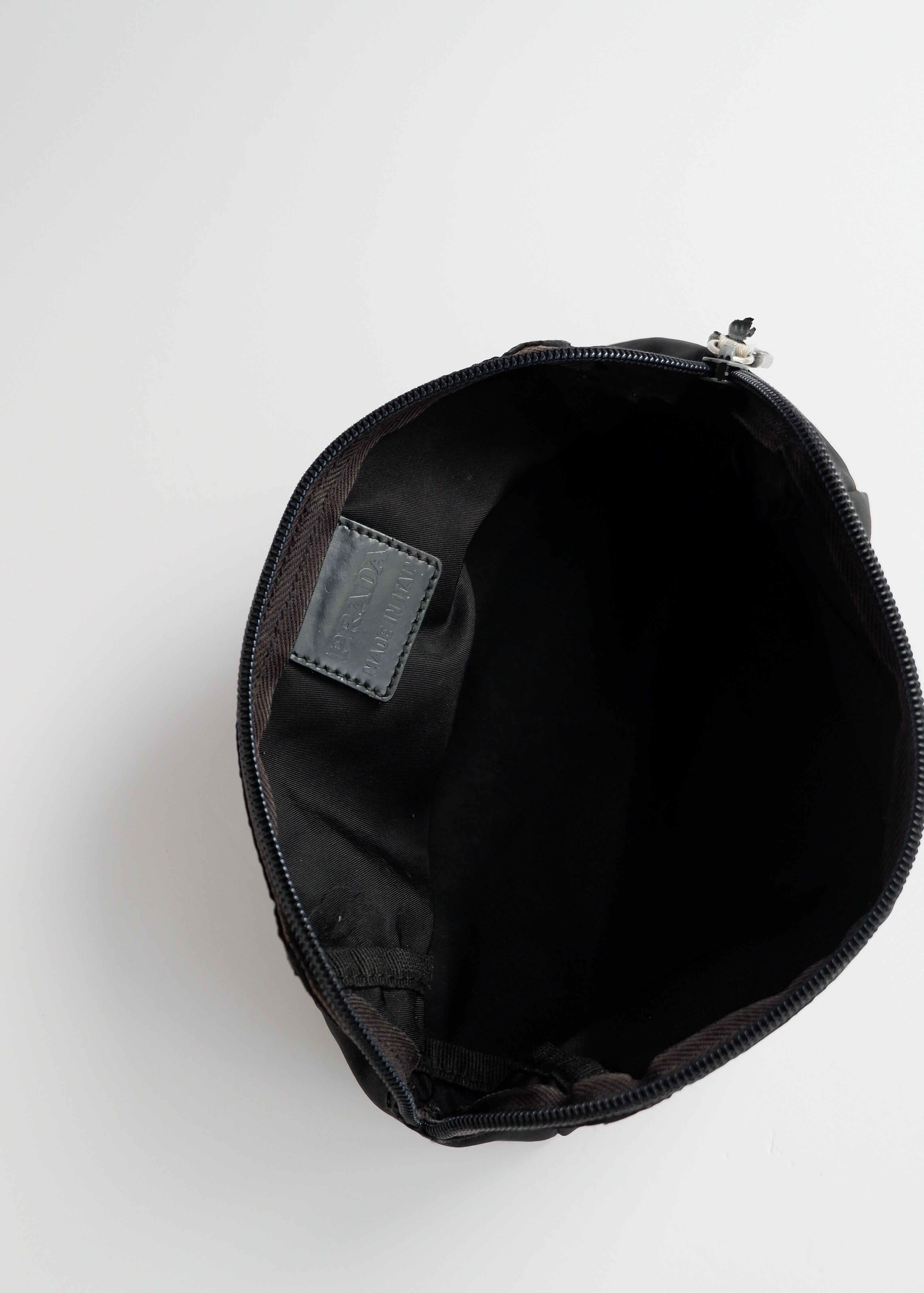 Pochette Prada noire en nylon, petite, authentique et d'occasion