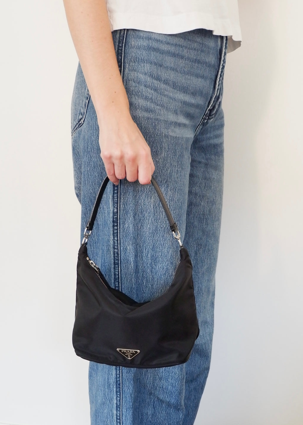 Sac à bandoulière micro Prada noir en nylon d'occasion authentique avec pochette