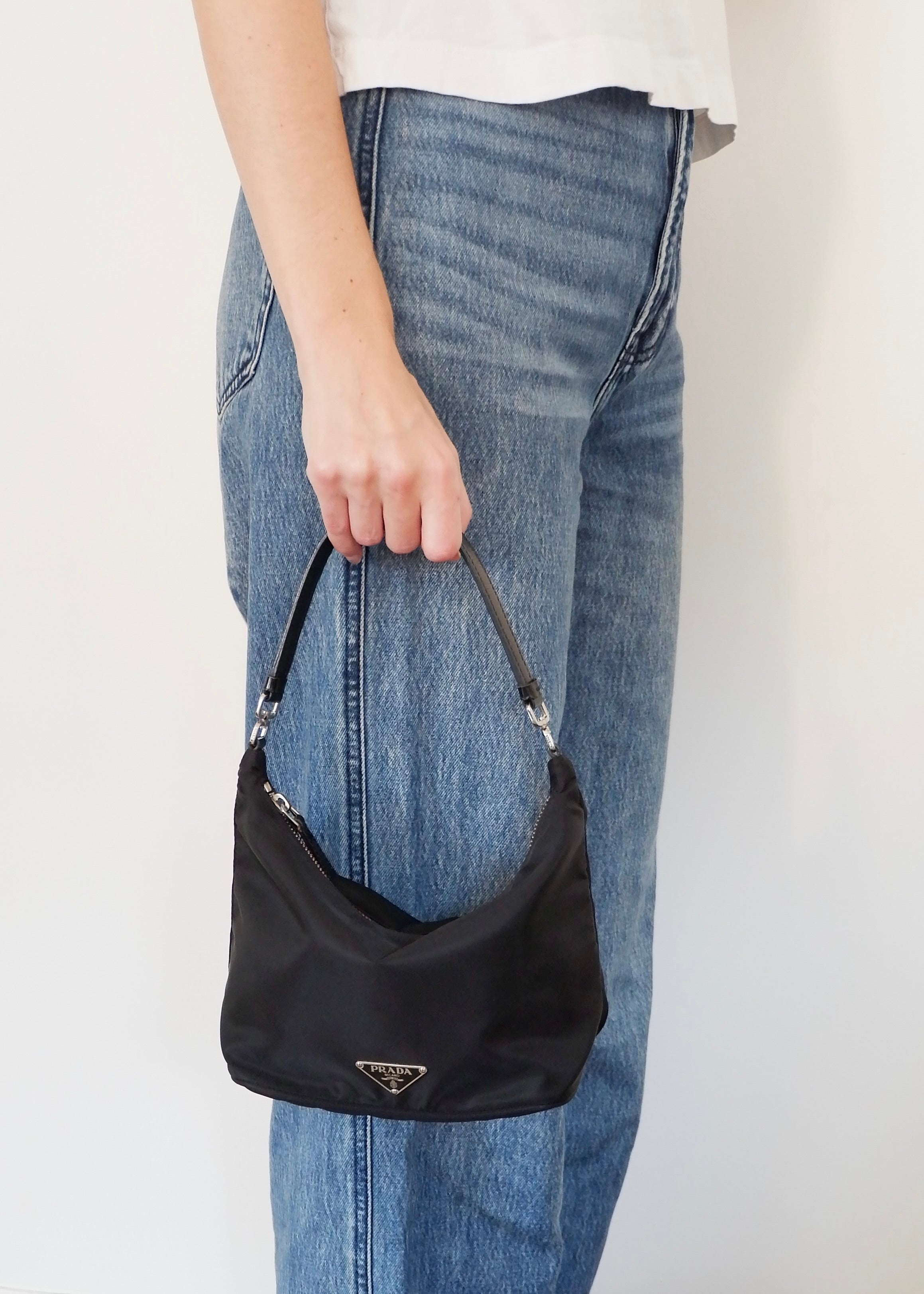 Sac à bandoulière micro Prada noir en nylon d'occasion authentique avec pochette