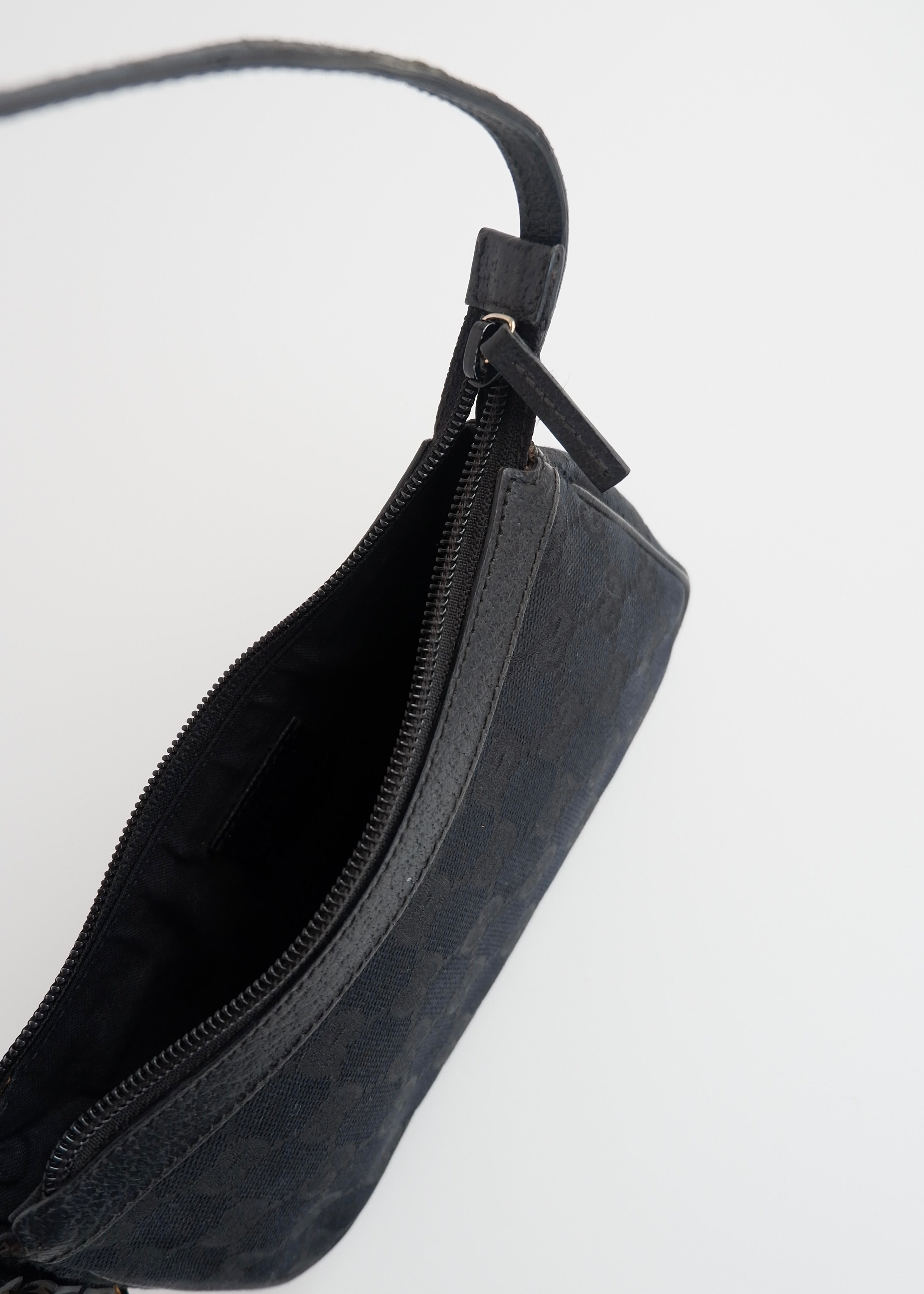 Authentique Sac Micro à Bandoulière Gucci en Toile GG Noire avec Breloque Dorée d'occasion