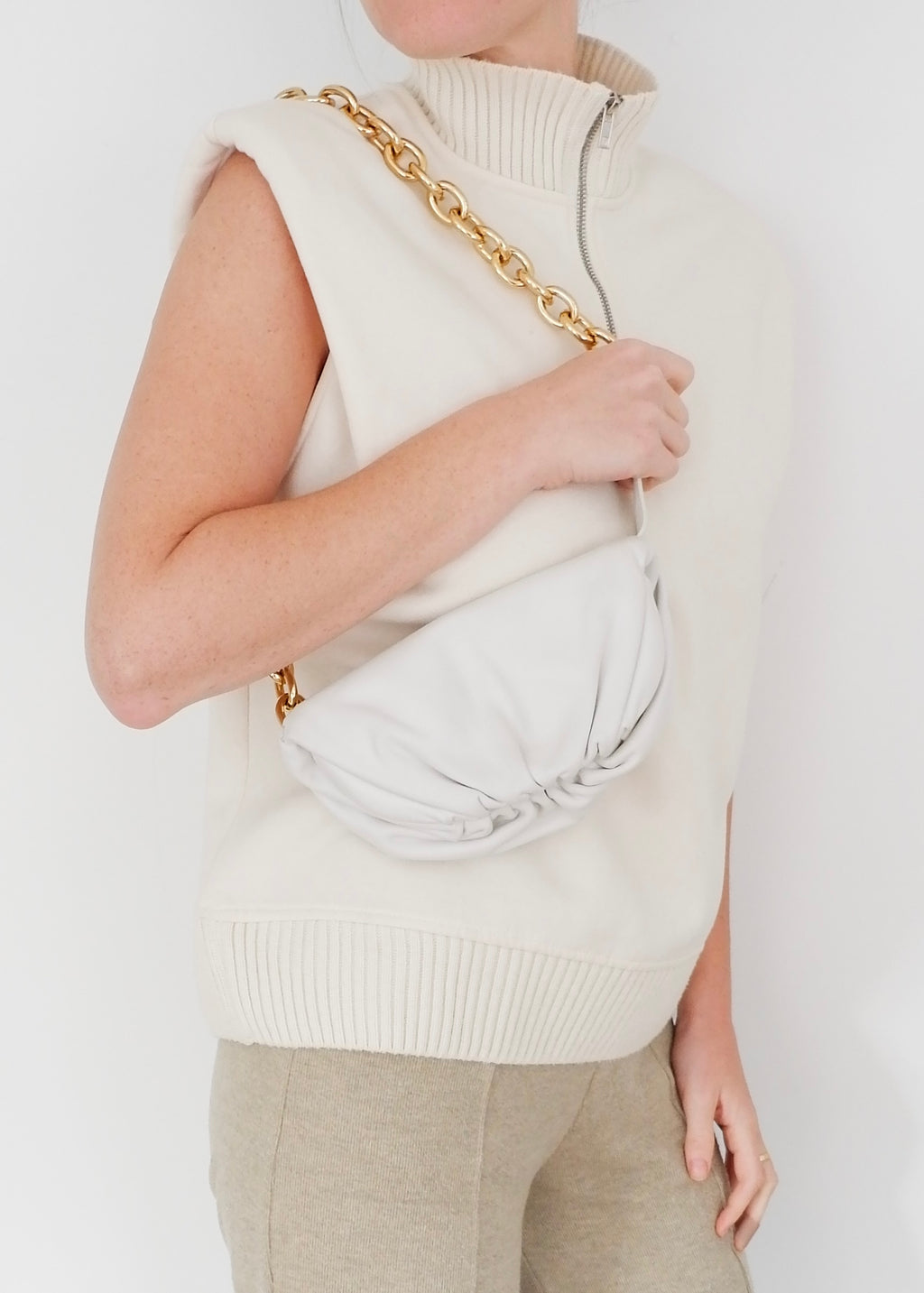 Sac banane Bottega Veneta The Pouch en cuir blanc authentique d'occasion