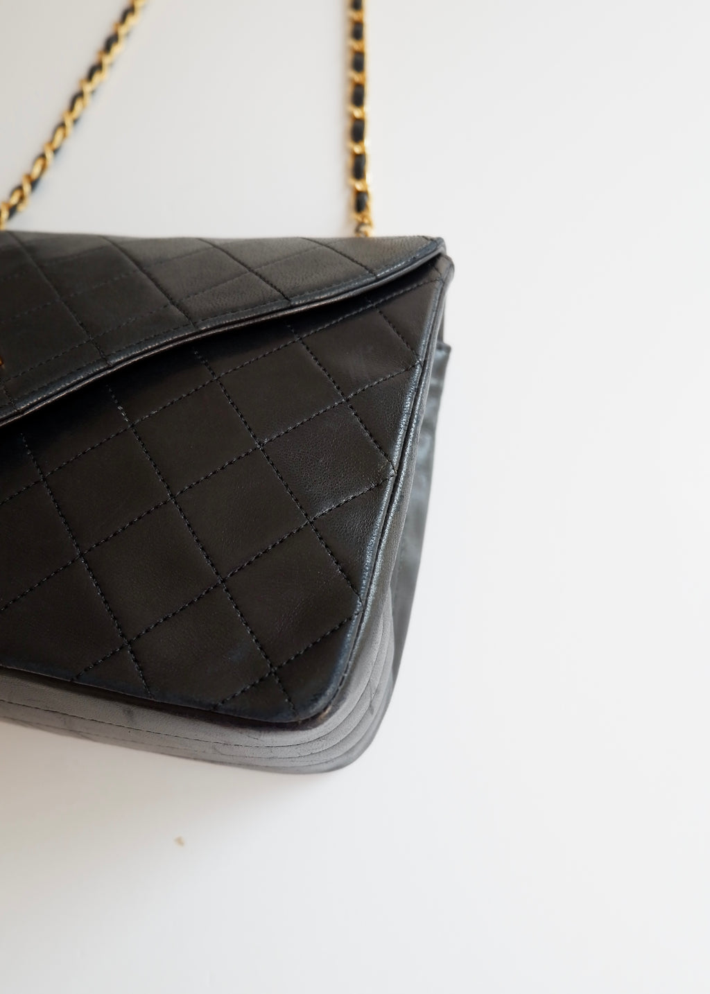 Authentique sac Chanel vintage d'occasion en agneau noir à rabat simple avec quincaillerie dorée