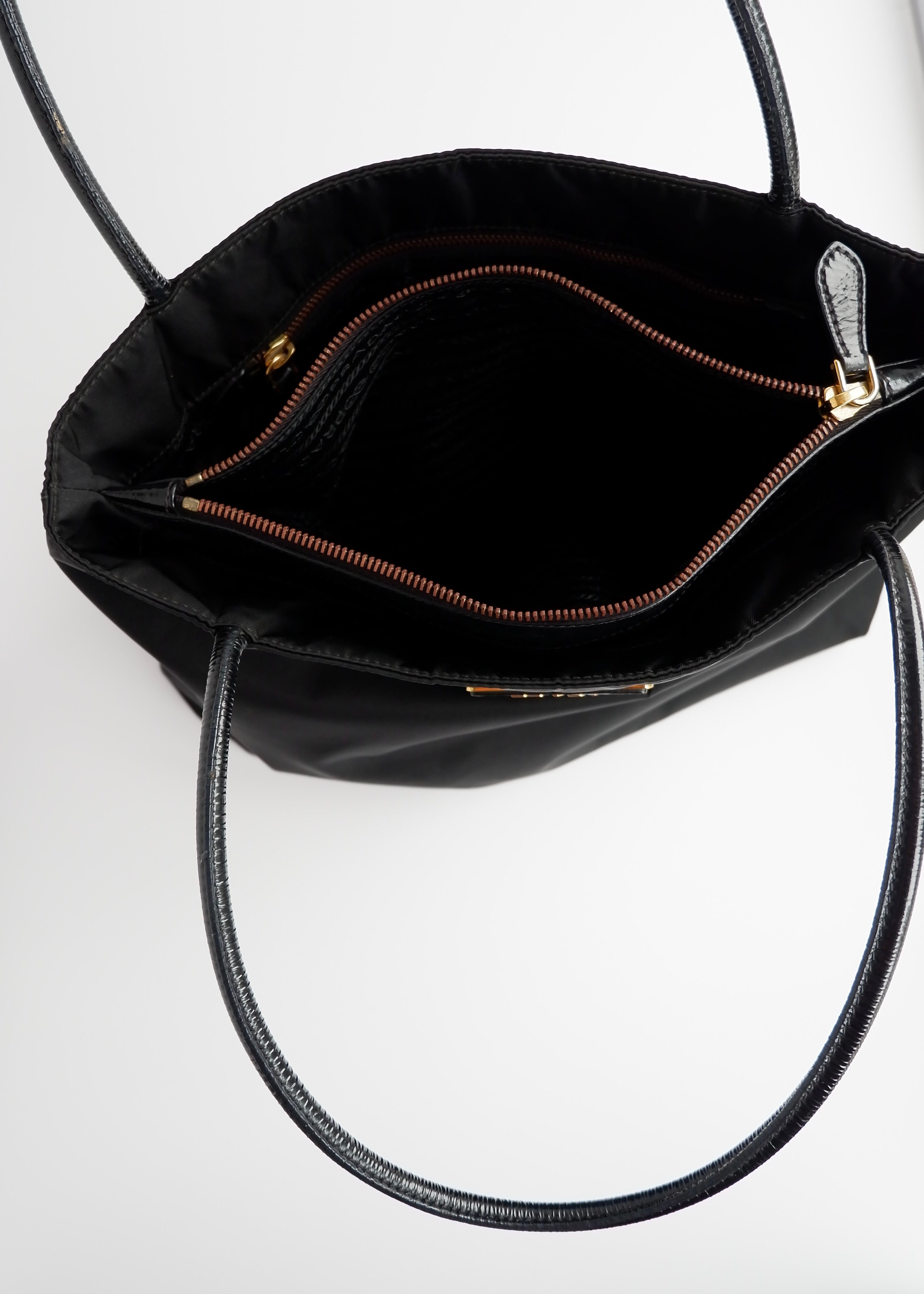 Authentique sac bandoulière Prada en nylon et cuir noir, d'occasion