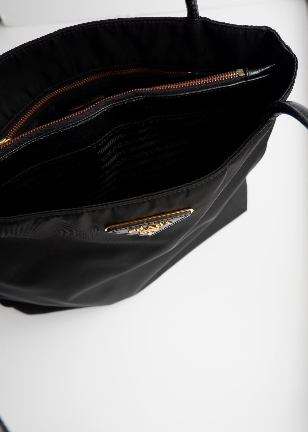 Authentique sac bandoulière Prada en nylon et cuir noir, d'occasion