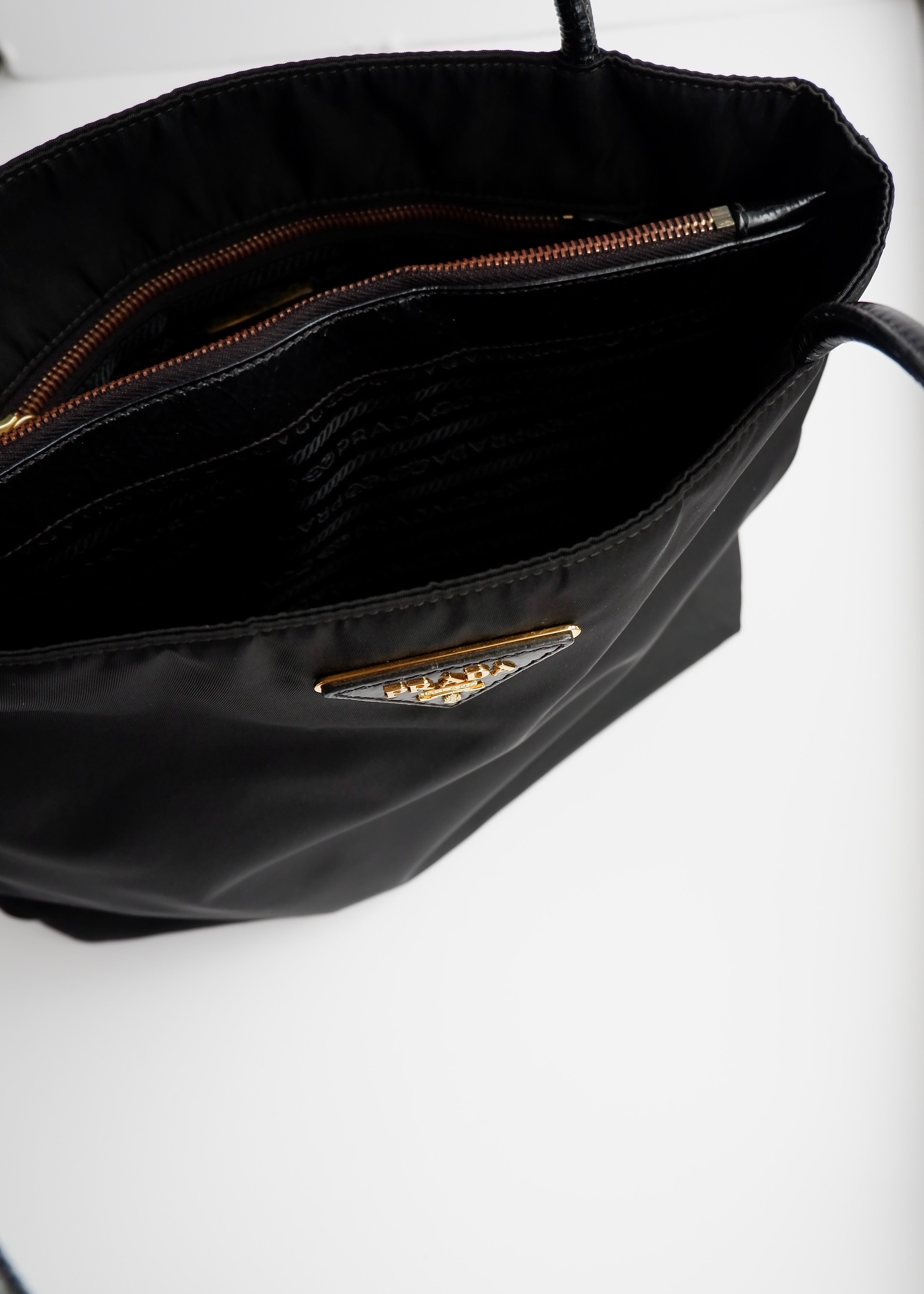 Authentique sac bandoulière Prada en nylon et cuir noir, d'occasion