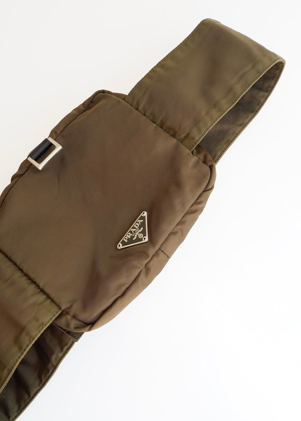 Sac banane Prada authentique d'occasion en nylon vert olive à scratch