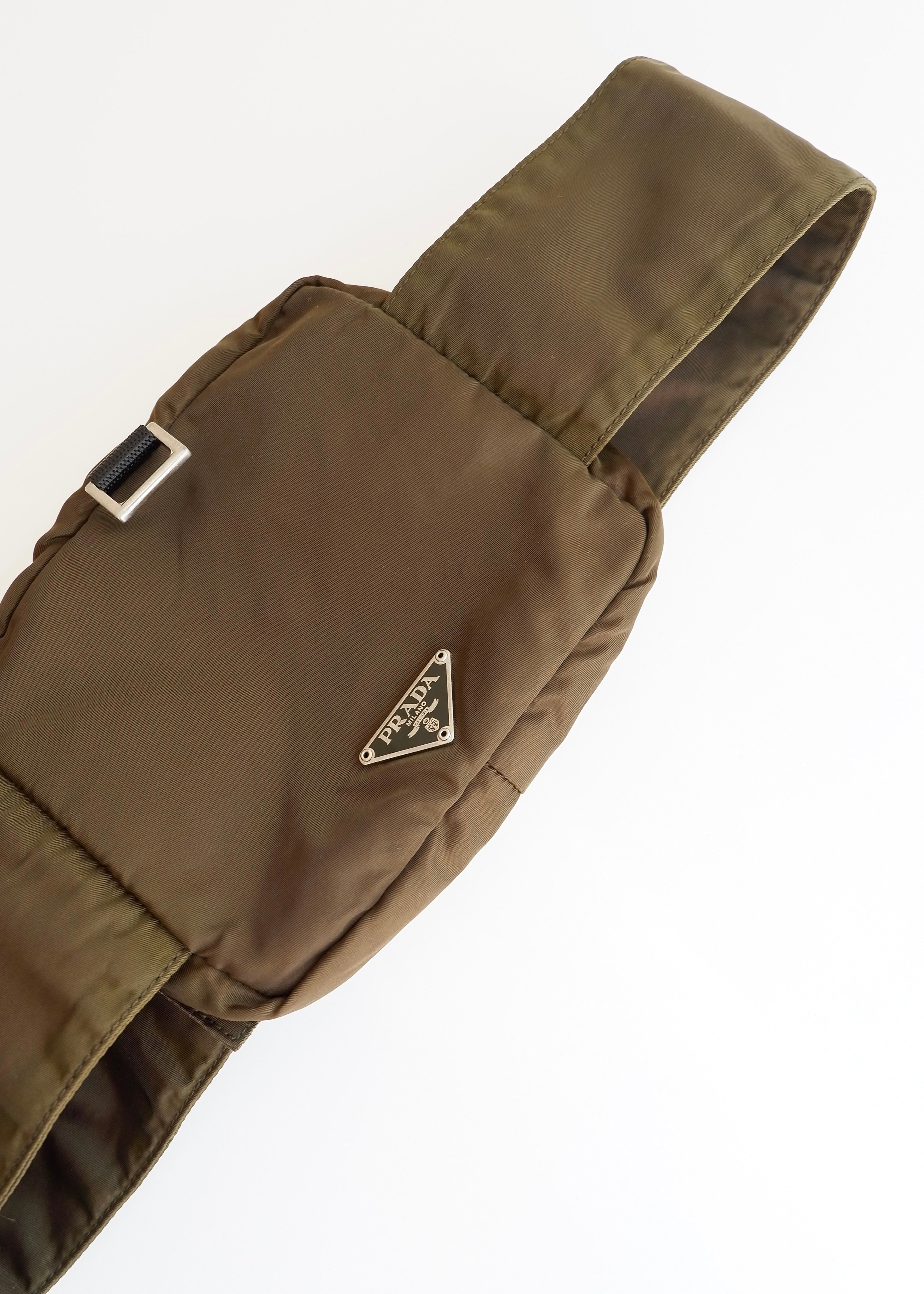 Sac banane Prada authentique d'occasion en nylon vert olive à scratch
