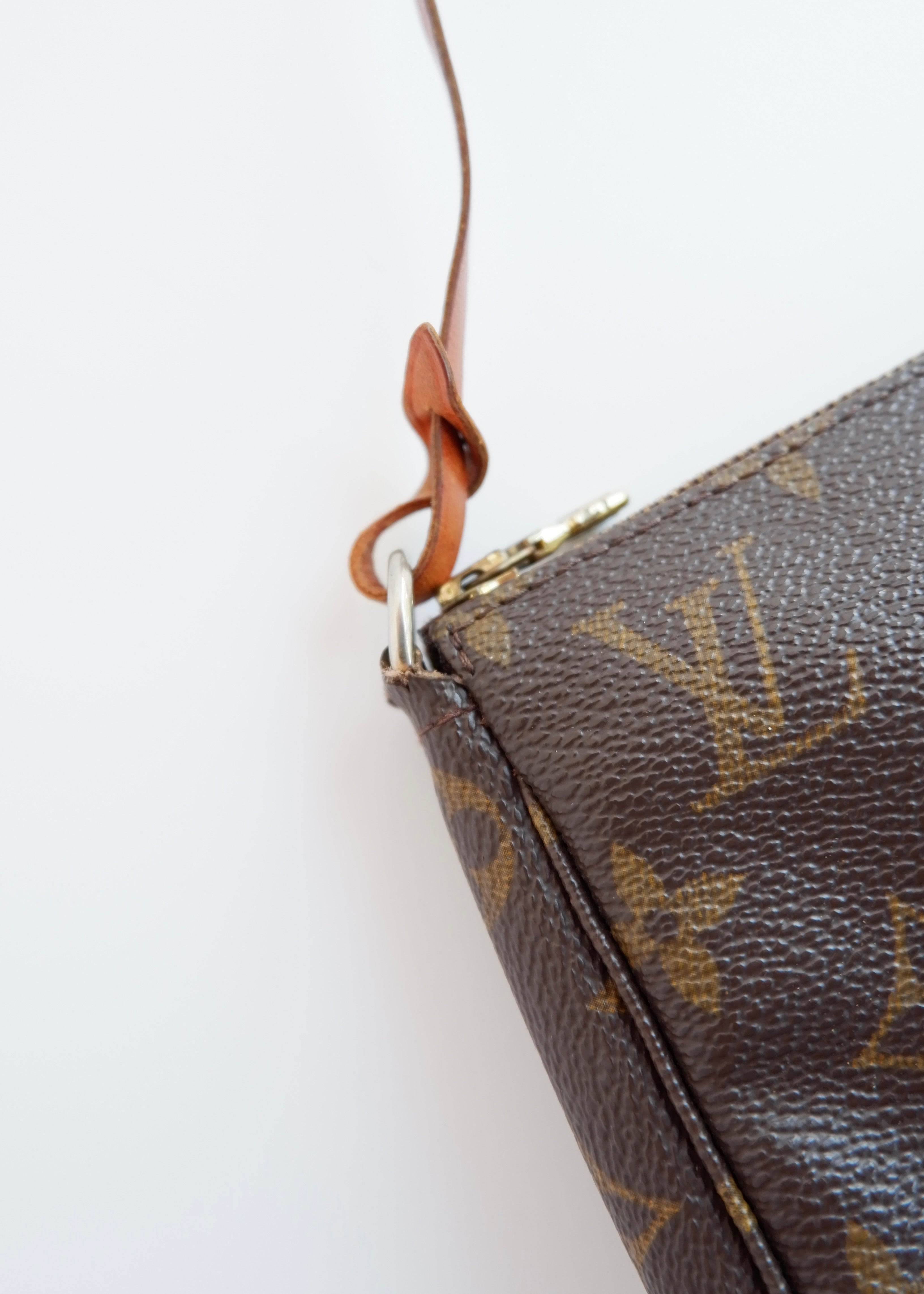 Authentique sac Louis Vuitton Pochette Accessoires monogrammé d'occasion (avec bandoulière)
