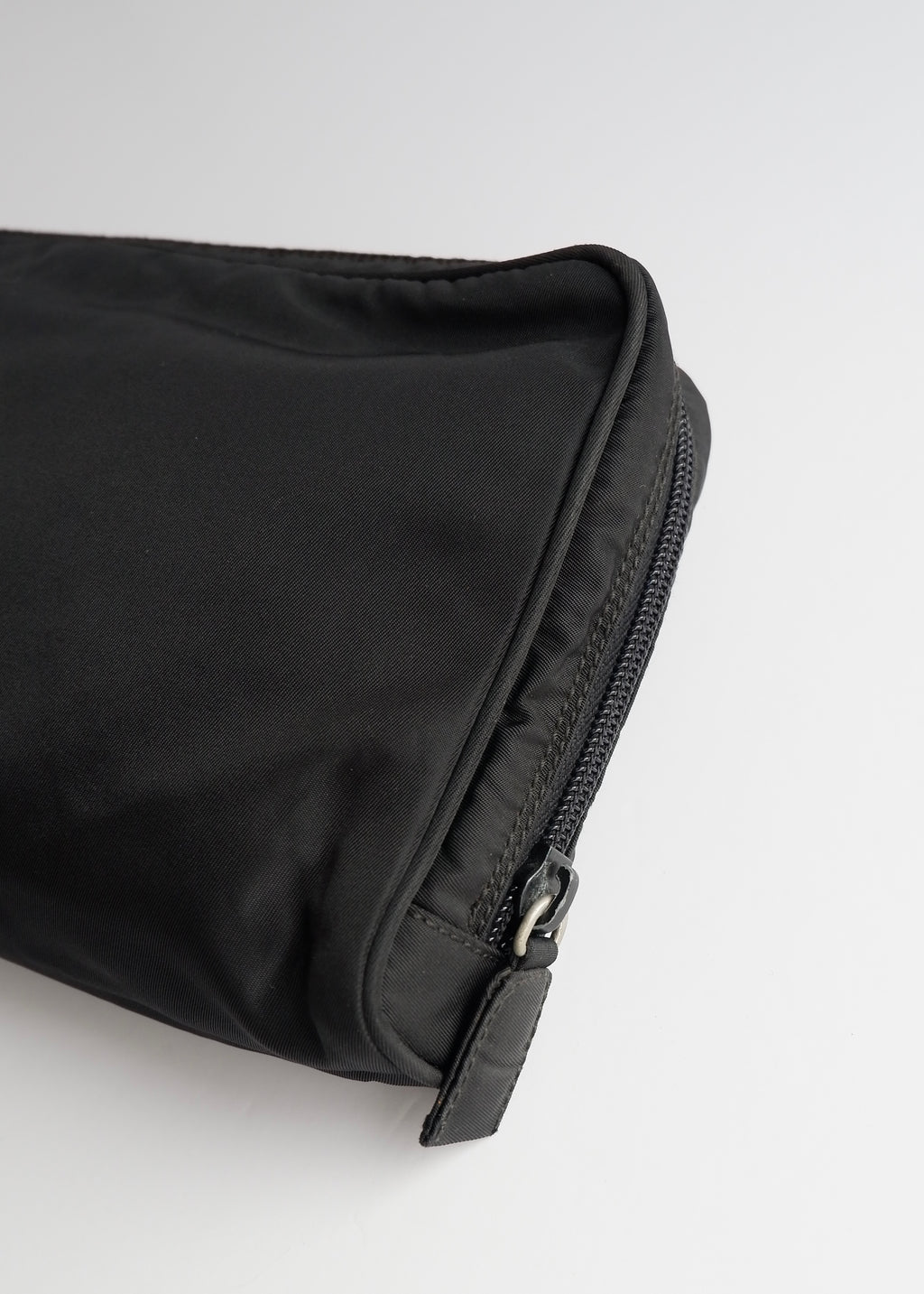 Pochette Prada authentique d'occasion en nylon noir