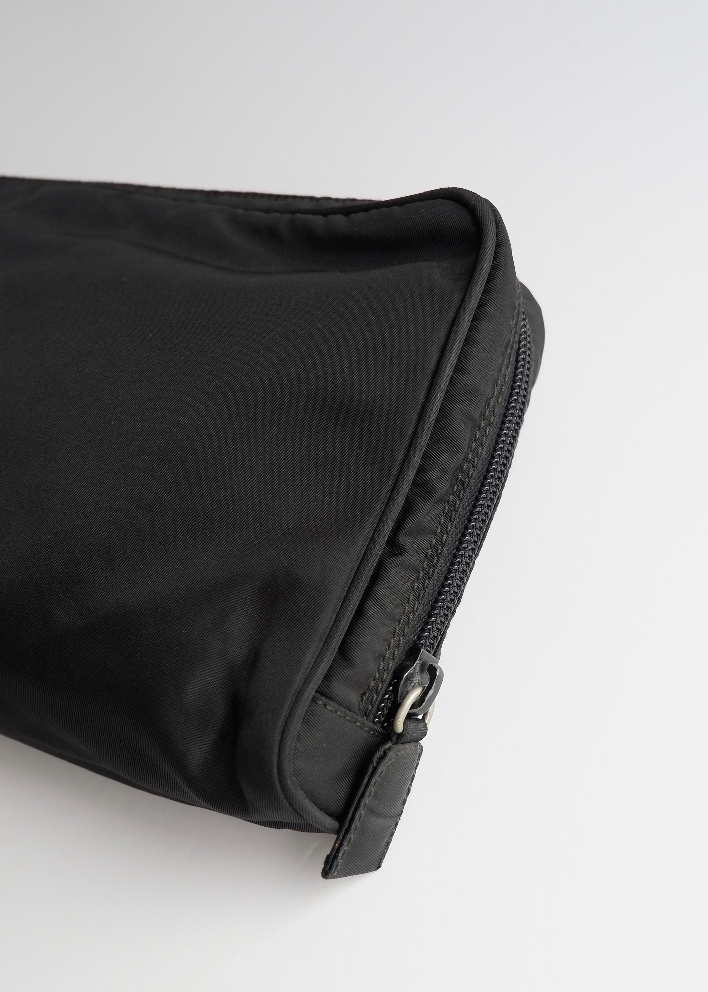 Pochette Prada authentique d'occasion en nylon noir