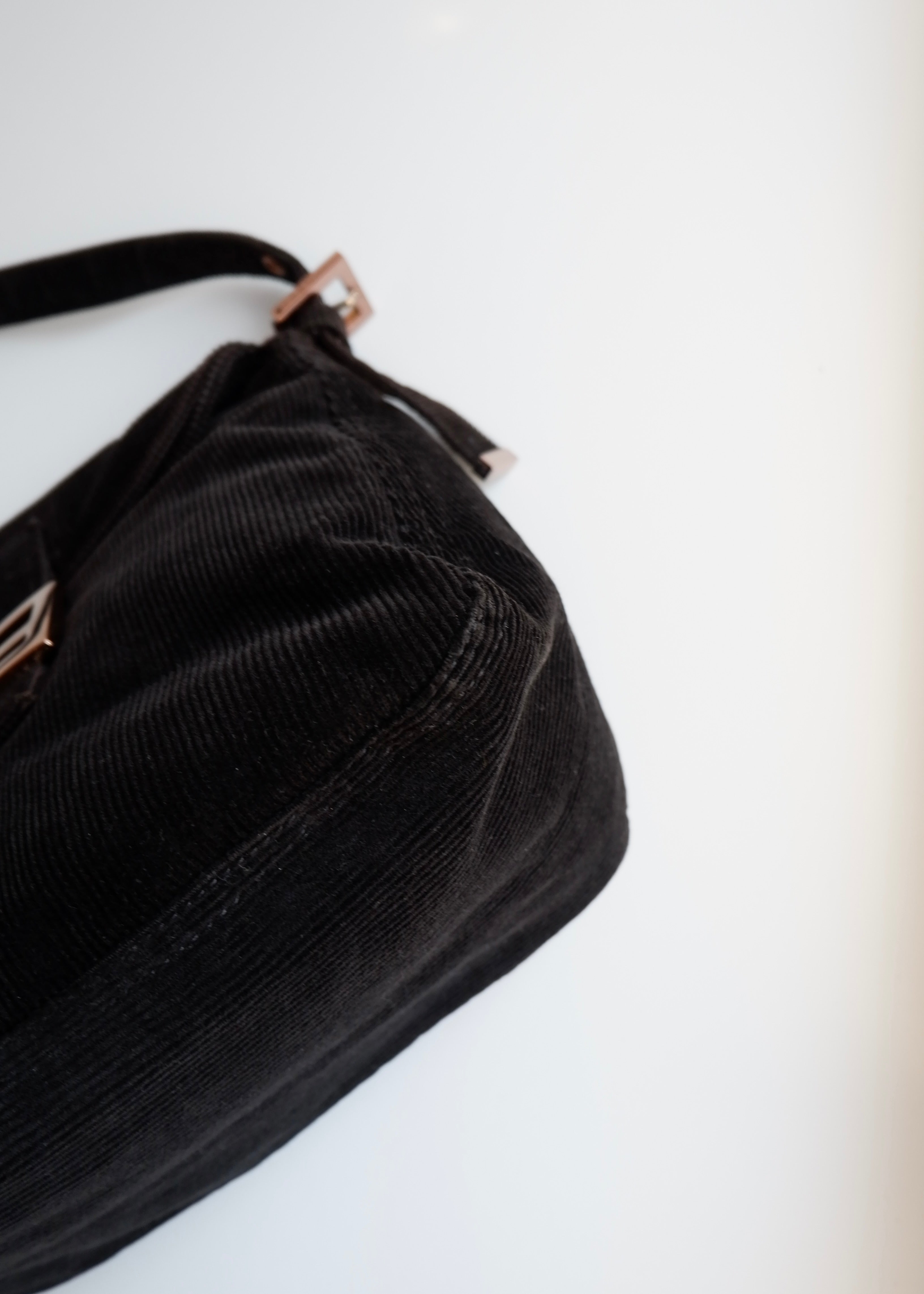 Sac bandoulière baguette Fendi noir en velours côtelé authentique d'occasion