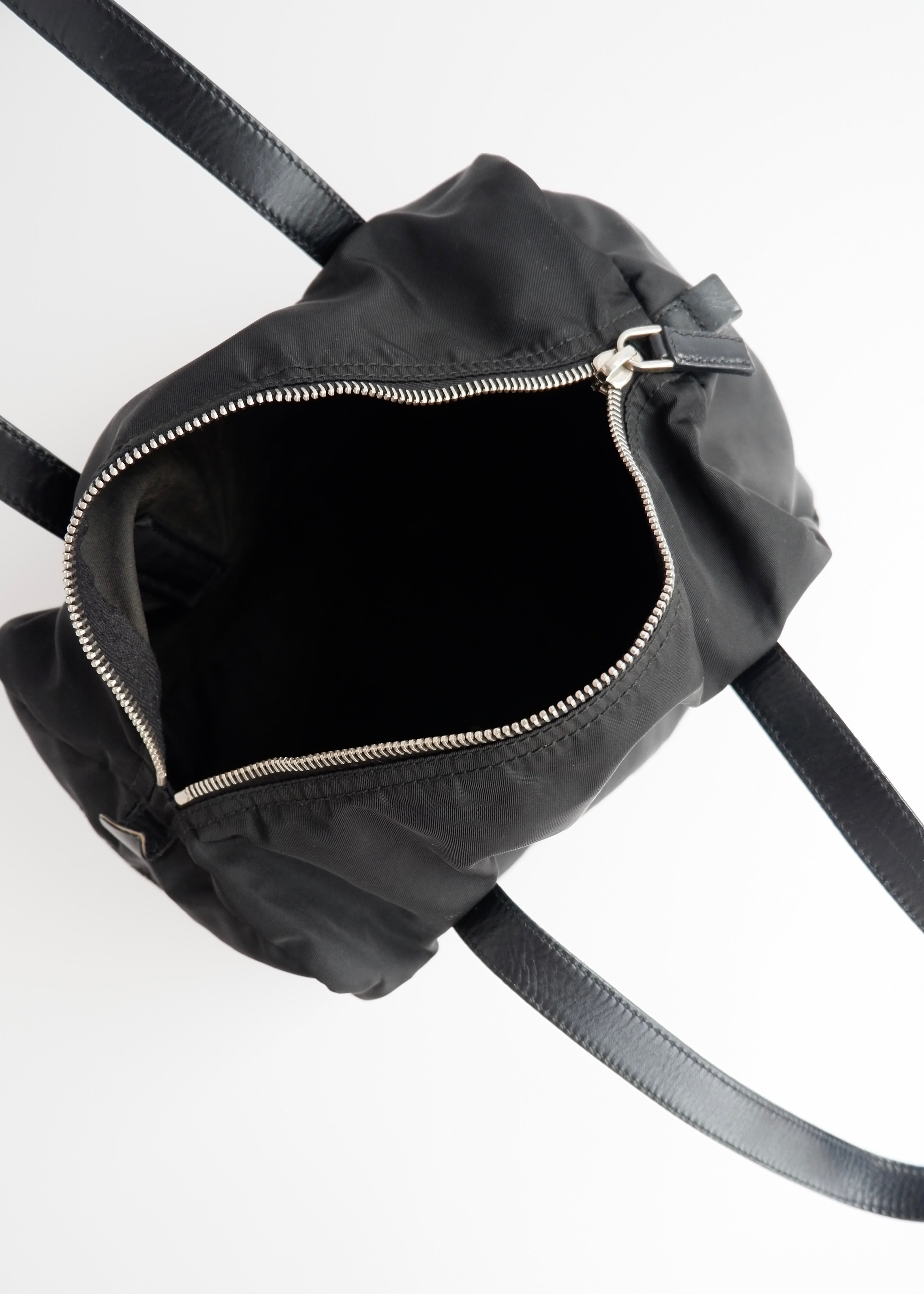 Sac à bandoulière Prada Bowler en nylon noir authentique d'occasion
