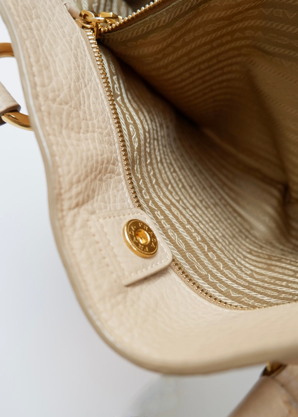 Sac cabas Prada en cuir beige, authentique et d'occasion