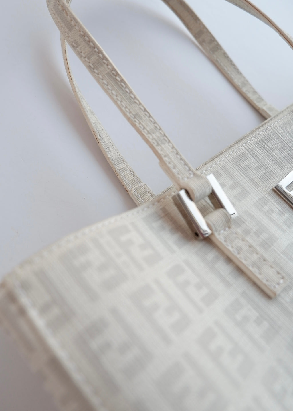 Sac à main Fendi Zucchino blanc d'occasion authentique