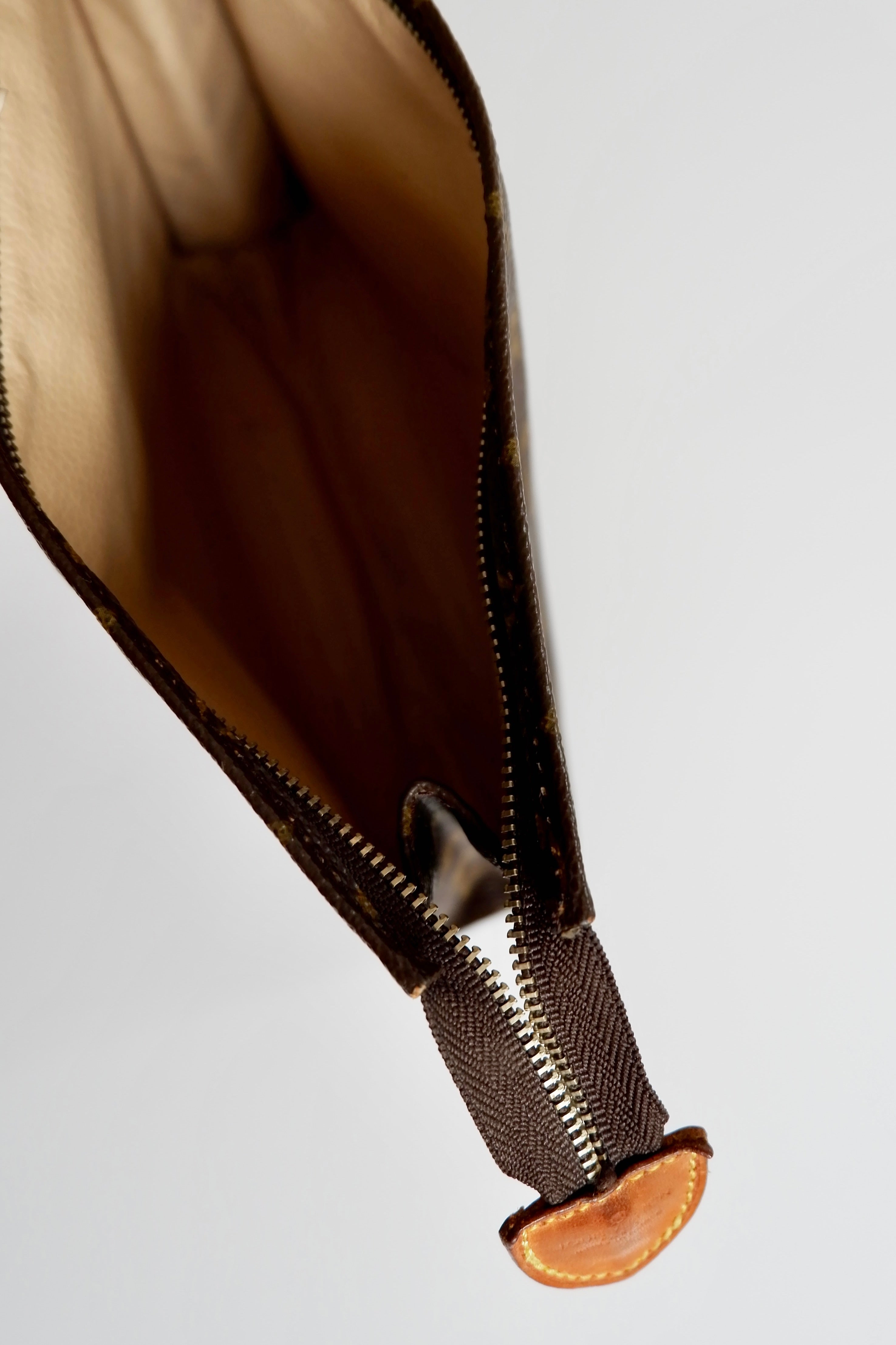 Authentique trousse de toilette monogramme Louis Vuitton d'occasion 26