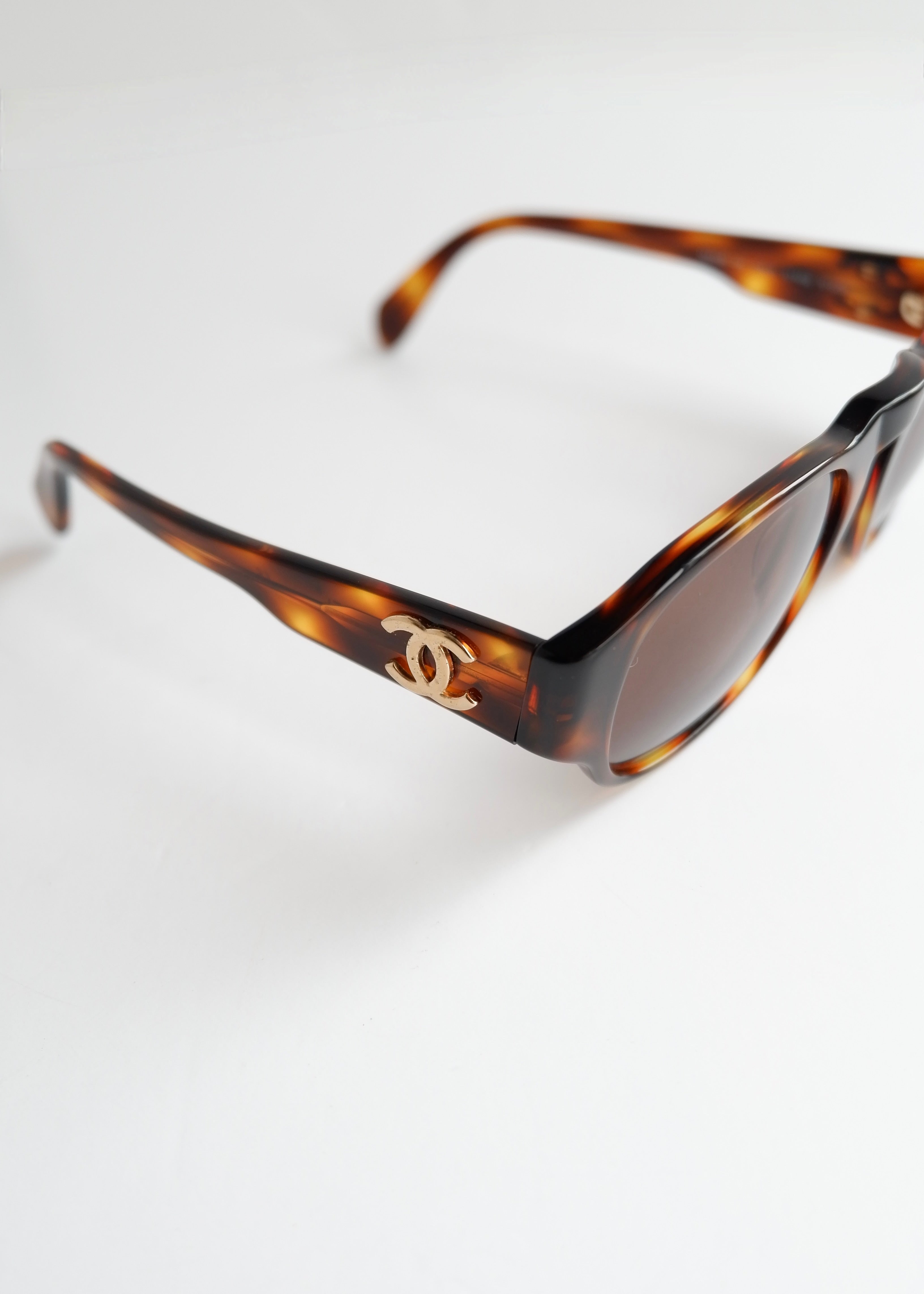Preowned Chanel	Brown Tortoise CC Logo Sunglasses