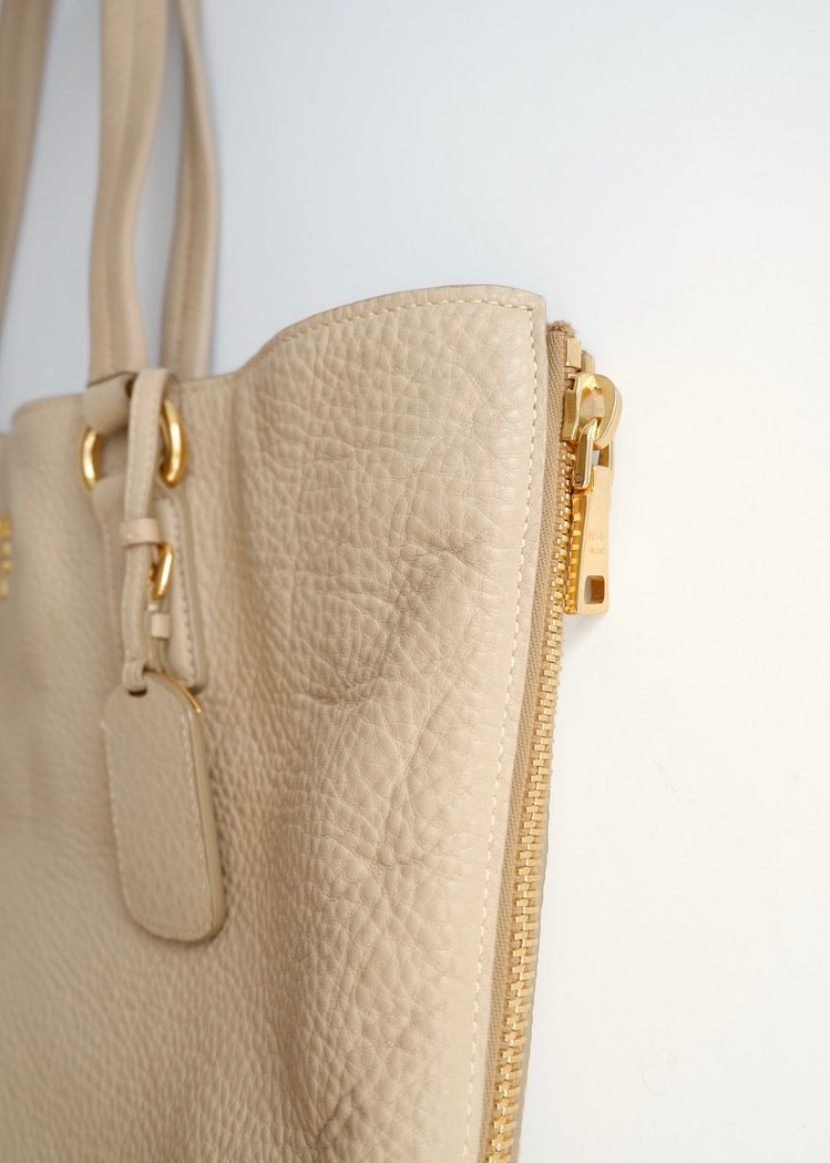 Sac cabas Prada en cuir beige, authentique et d'occasion