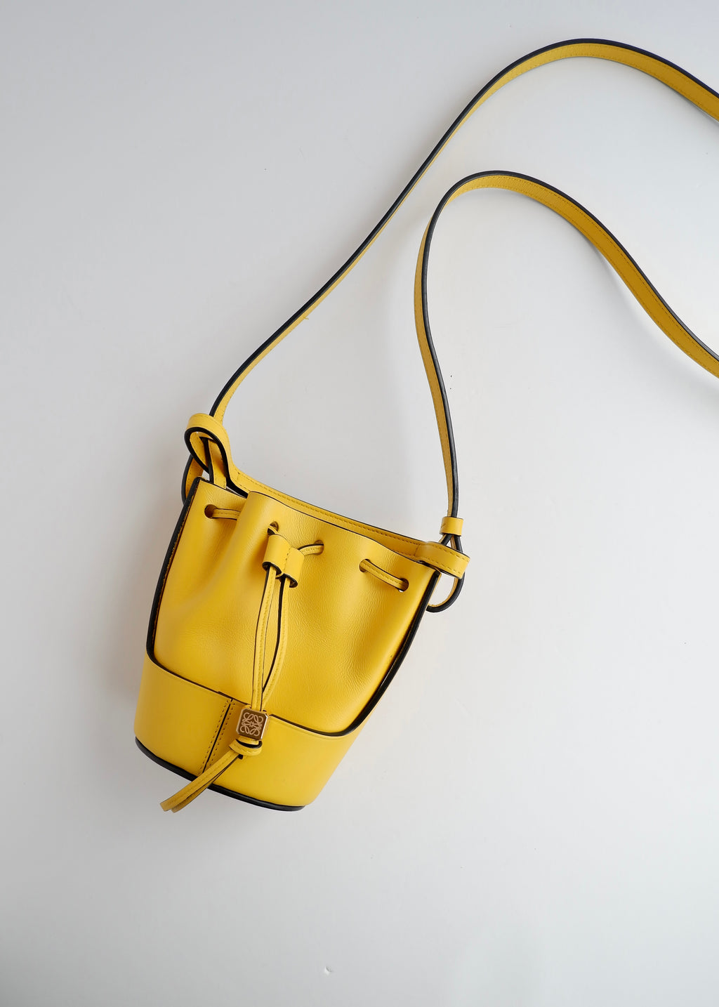 Authentique sac Loewe Balloon Nano en cuir jaune d'occasion