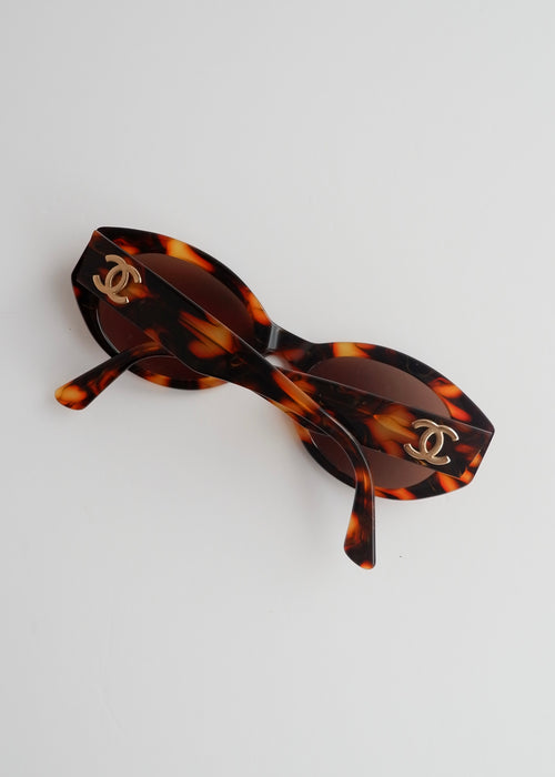 Lunettes de soleil œil-de-chat Chanel écaille marron authentiques et d'occasion
