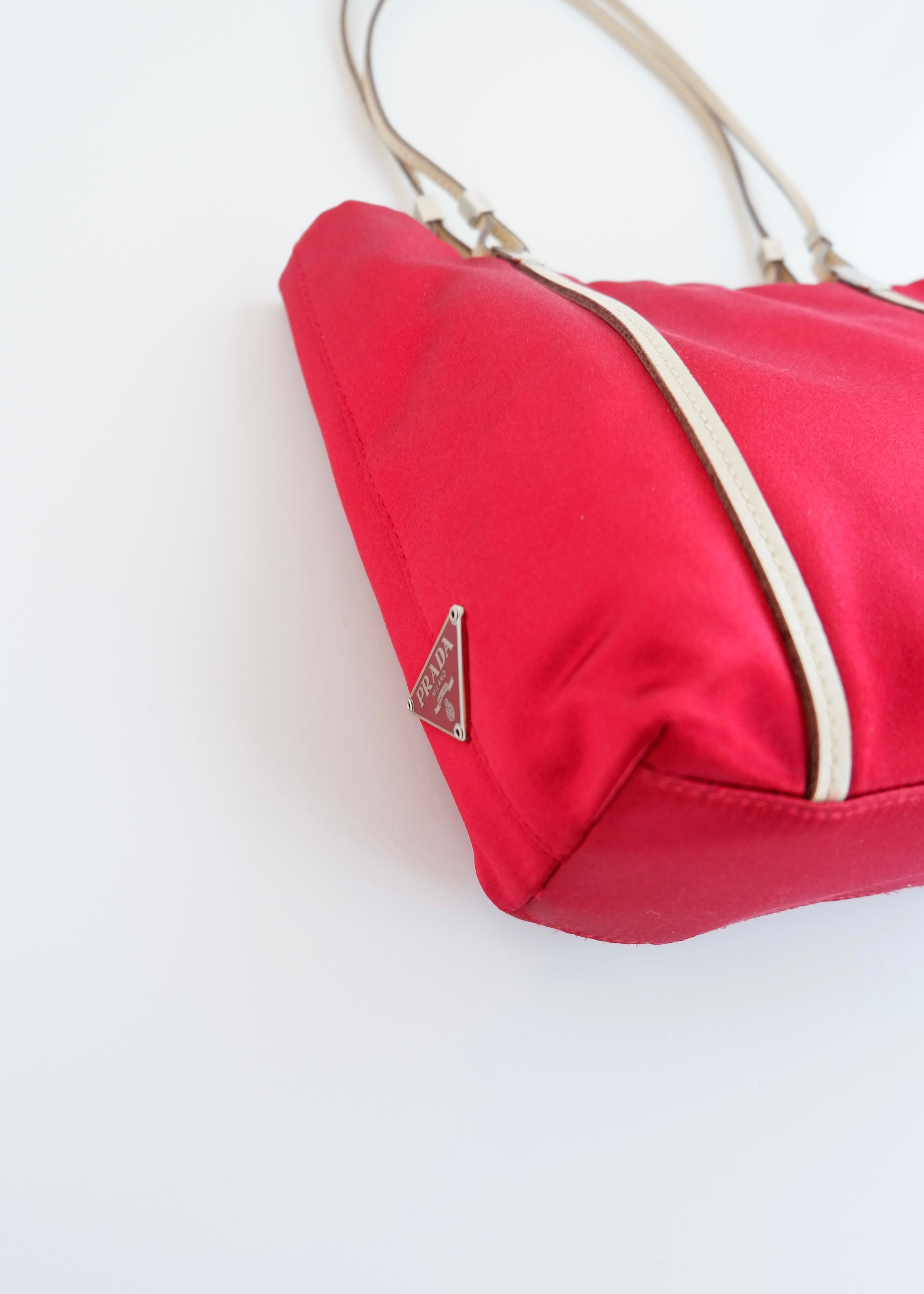 Sac micro cabas Prada authentique d'occasion en satin rouge