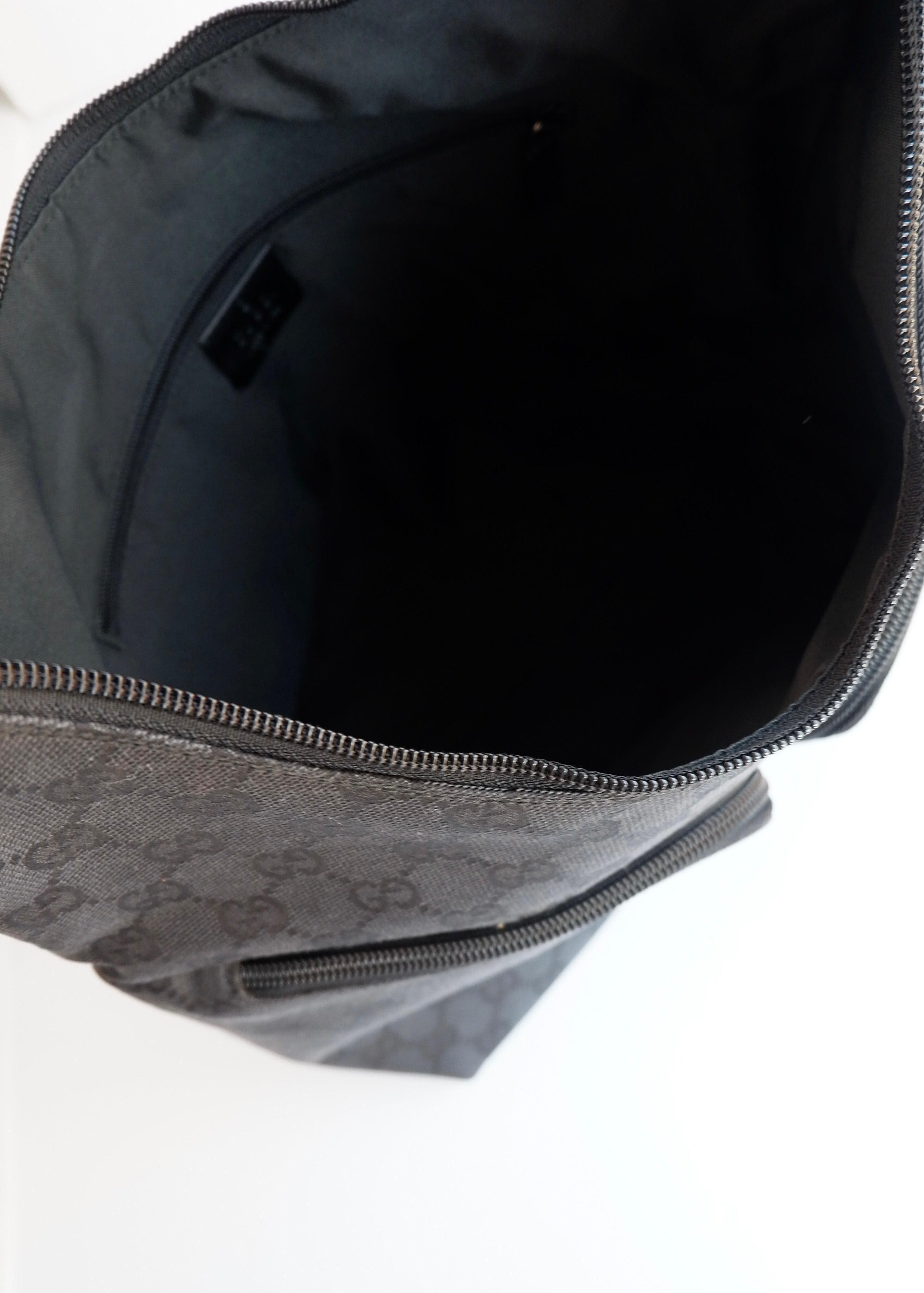 Authentique Sac à bandoulière Gucci en toile GG noire d'occasion