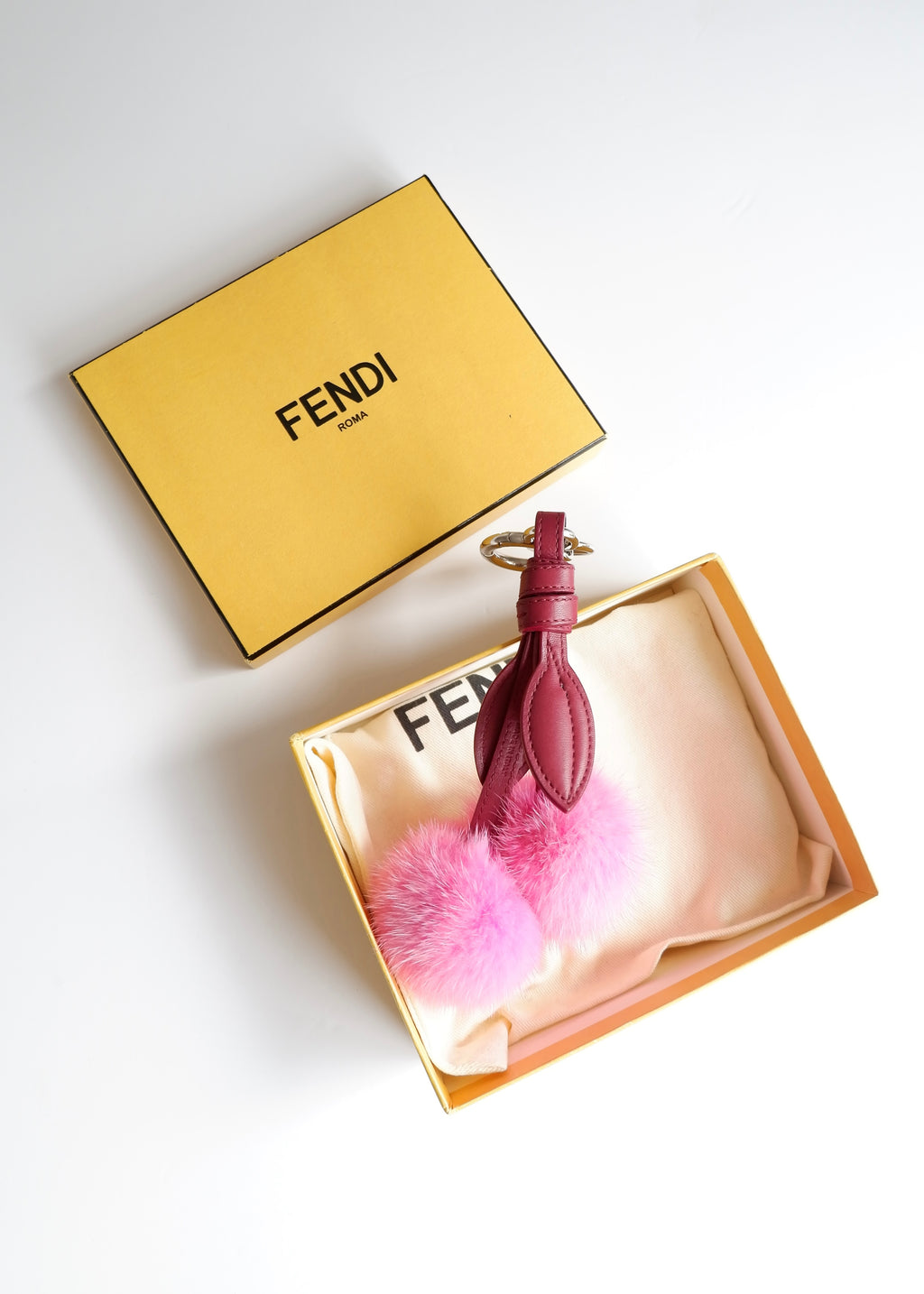 Authentique porte-clés de sac Fendi cerise en cuir et fourrure rose d'occasion