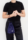 Pochette authentique d'occasion Prada en nylon bleu marine avec cordon de serrage