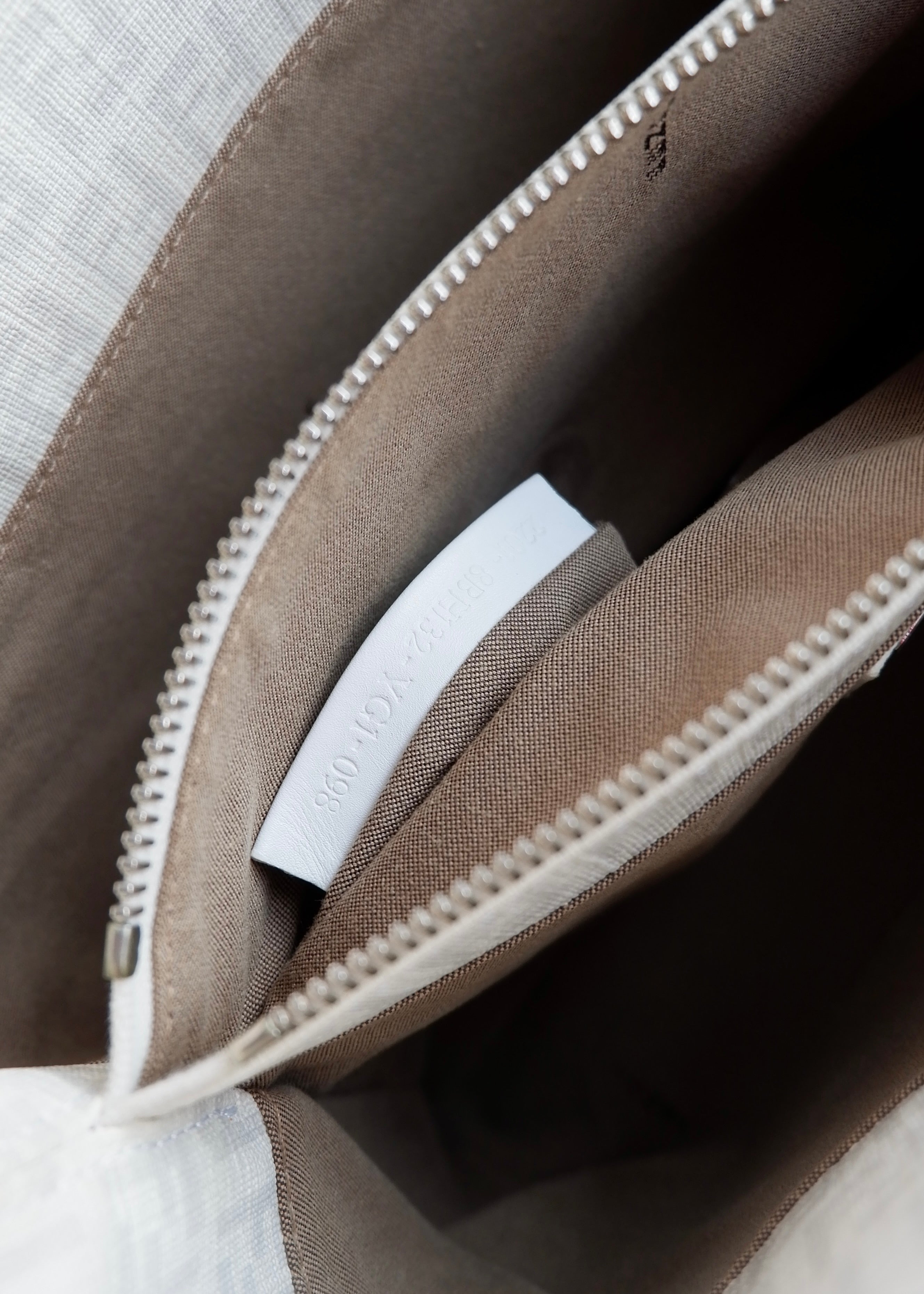 Sac à main Fendi Zucchino blanc d'occasion authentique