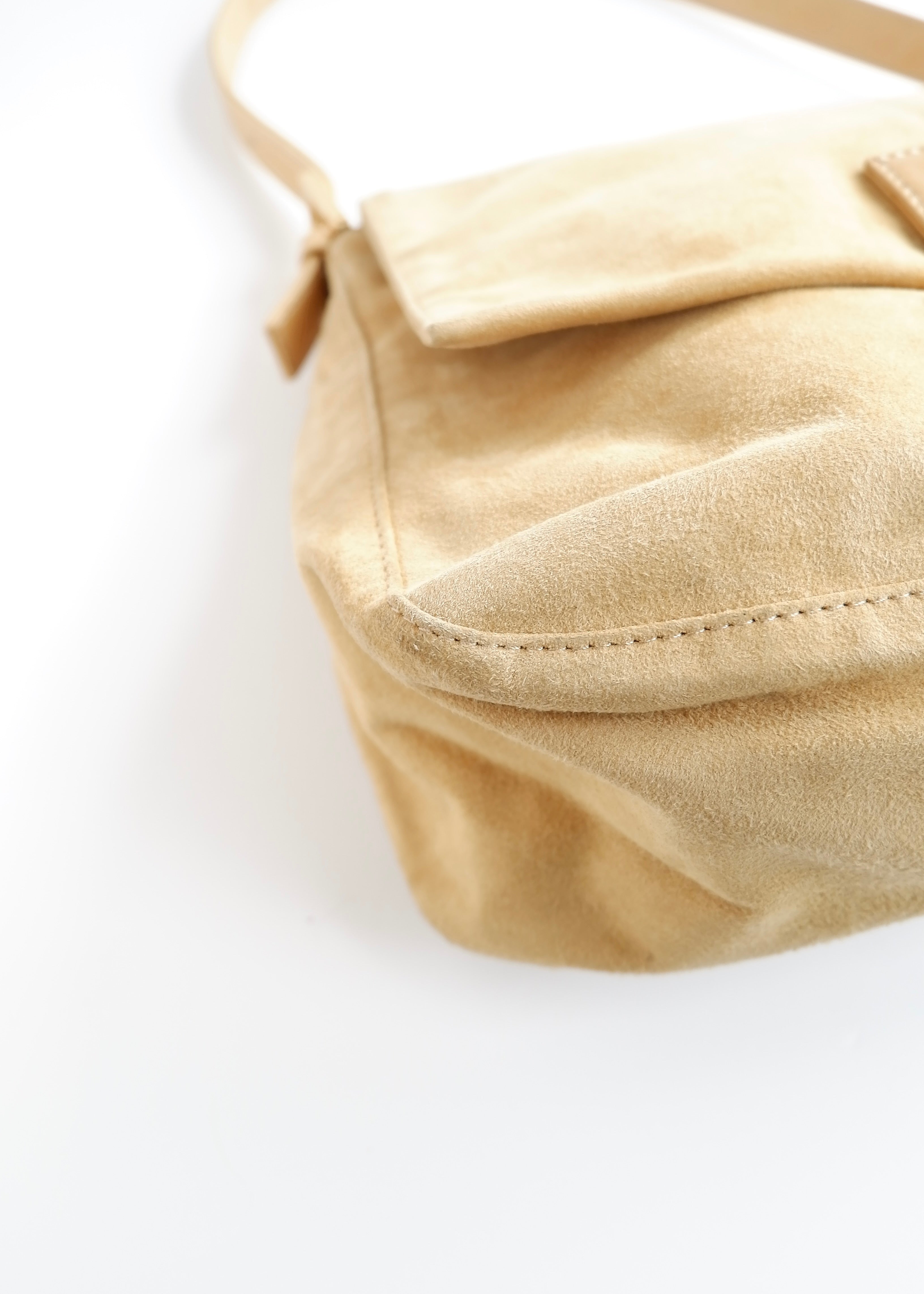 Sac à bandoulière Fendi Mamma Baguette en daim beige d'occasion authentique