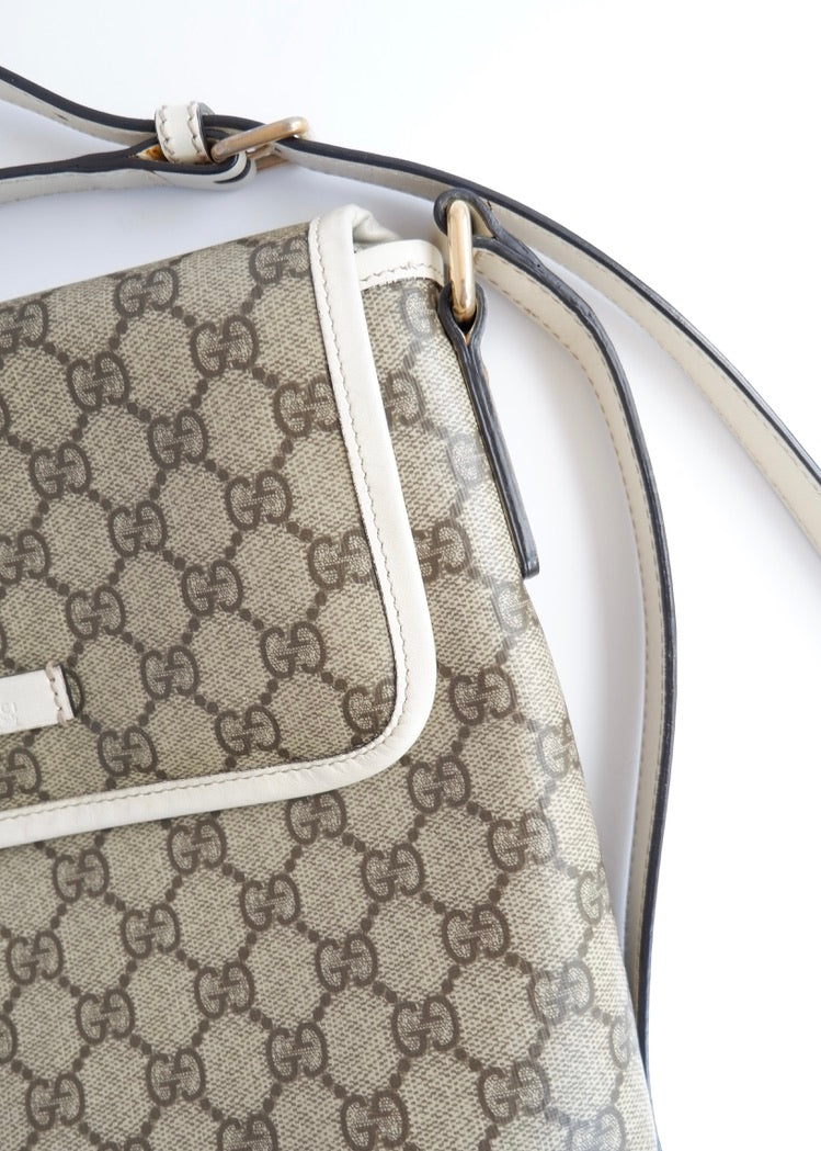 Authentique Sac bandoulière Gucci en toile GG blanche d'occasion