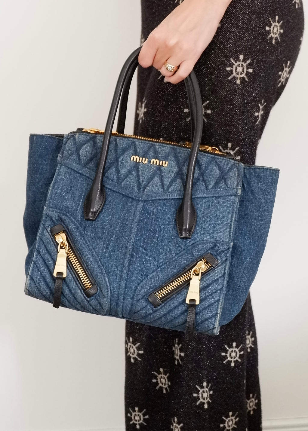 Sac Miu Miu authentique d'occasion en jean à poignée et à deux voies