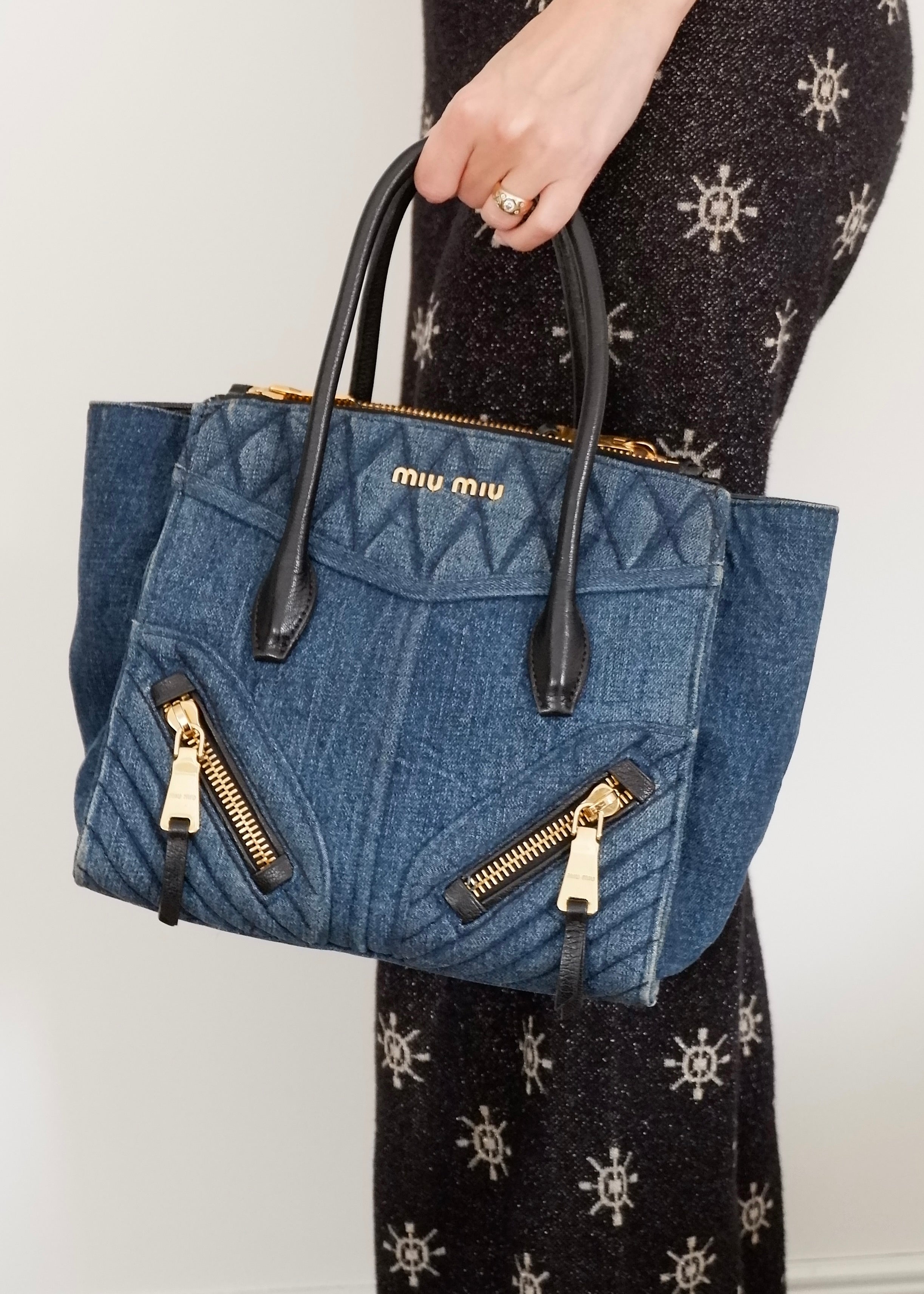 Sac Miu Miu authentique d'occasion en jean à poignée et à deux voies