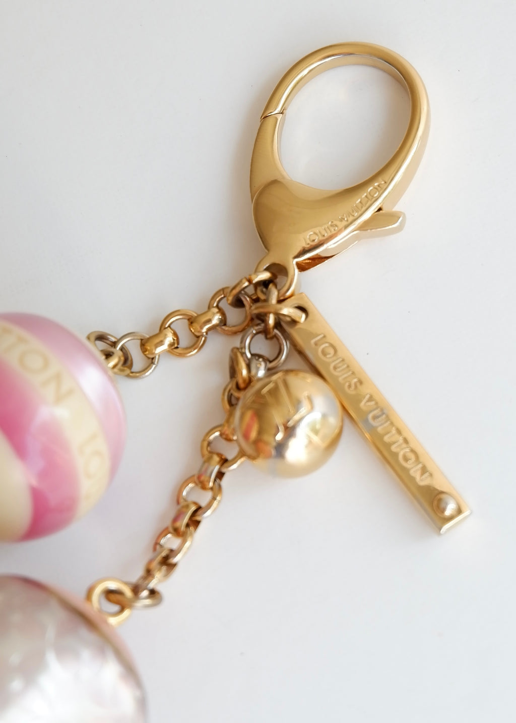 Authentique bijou de sac Louis Vuitton Mini Lin rose/doré d'occasion