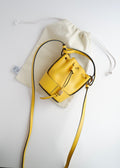 Authentique sac Loewe Balloon Nano en cuir jaune d'occasion
