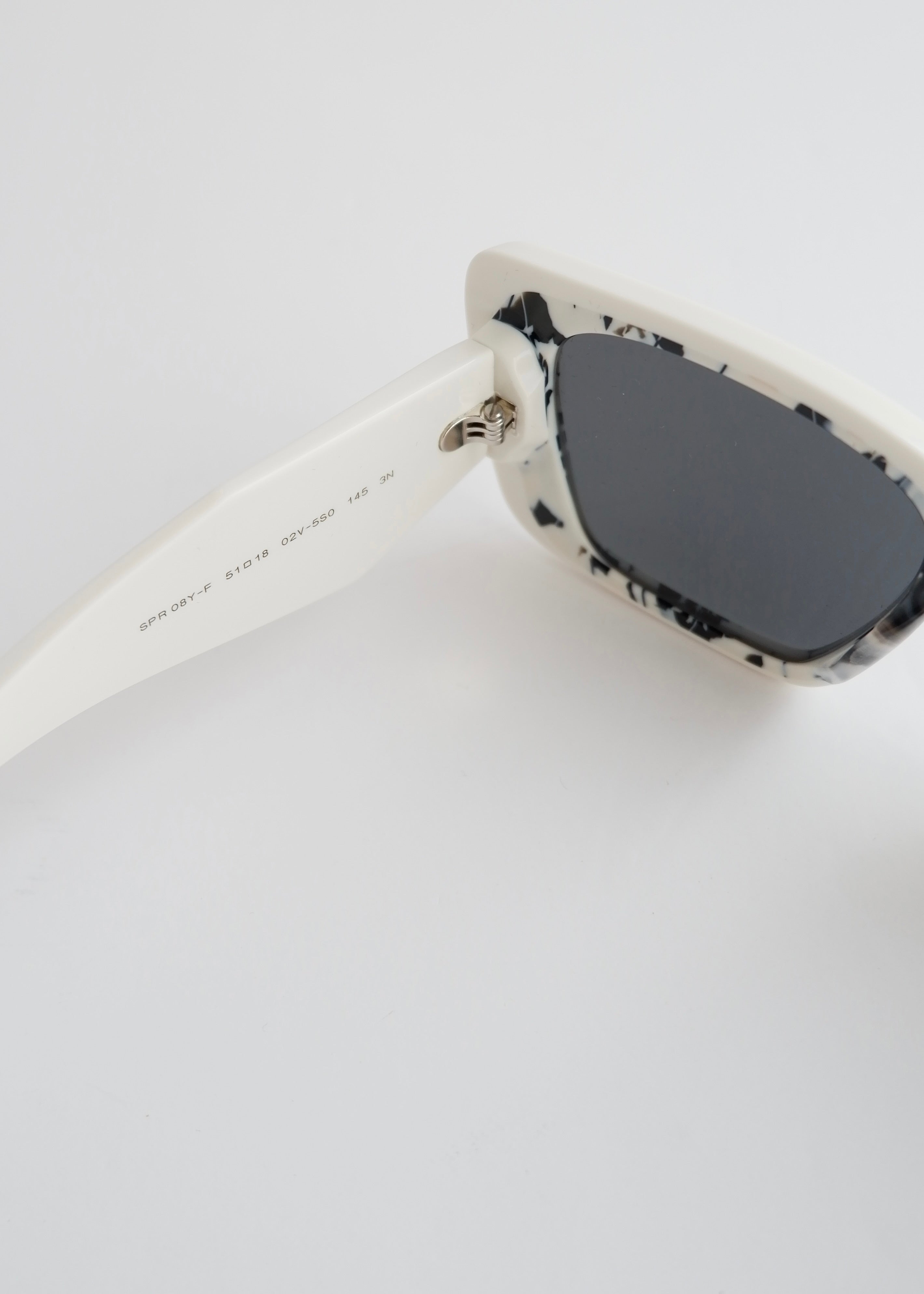 Authentiques lunettes de soleil œil-de-chat Prada blanches d'occasion