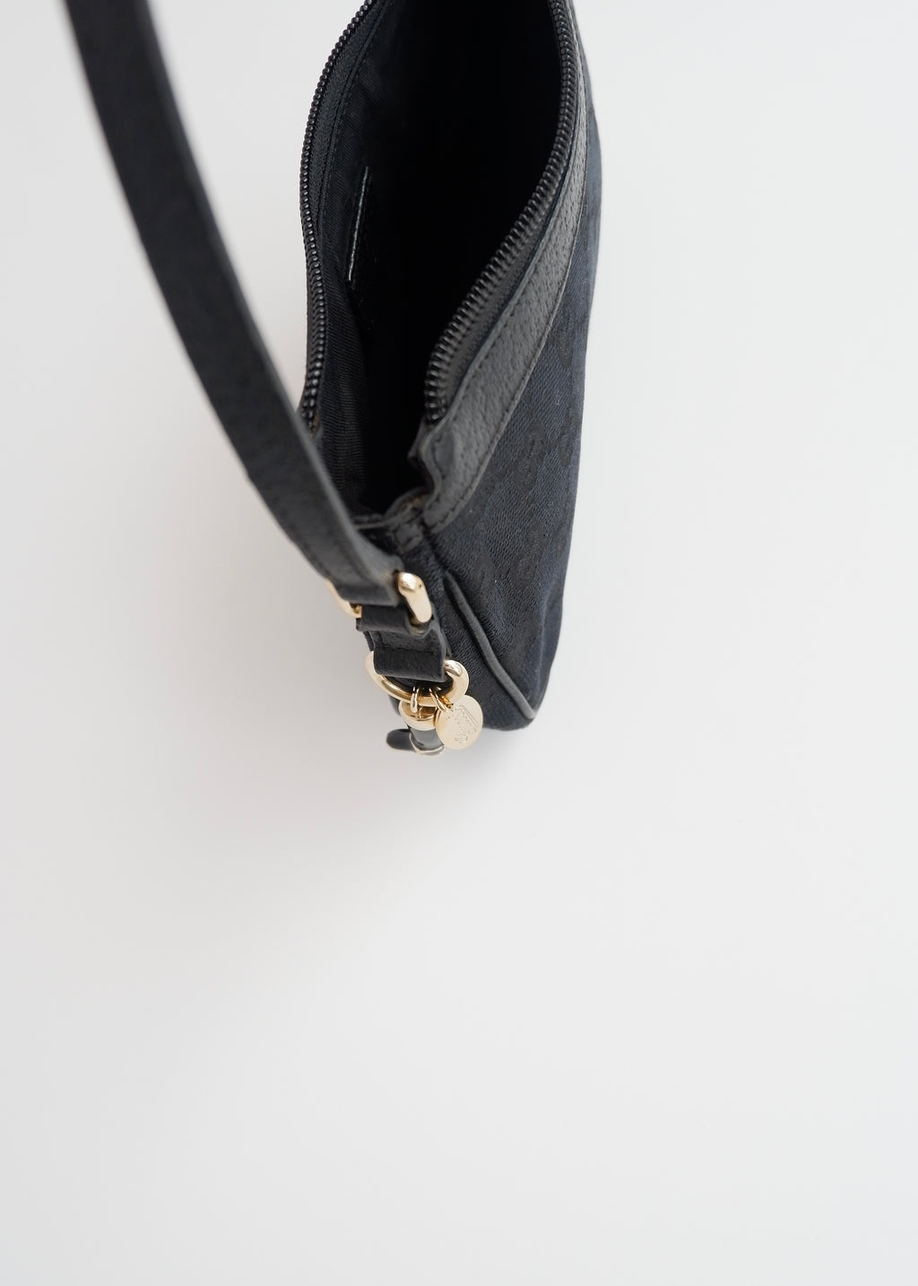 Authentique Sac Micro à Bandoulière Gucci en Toile GG Noire avec Breloque Dorée d'occasion
