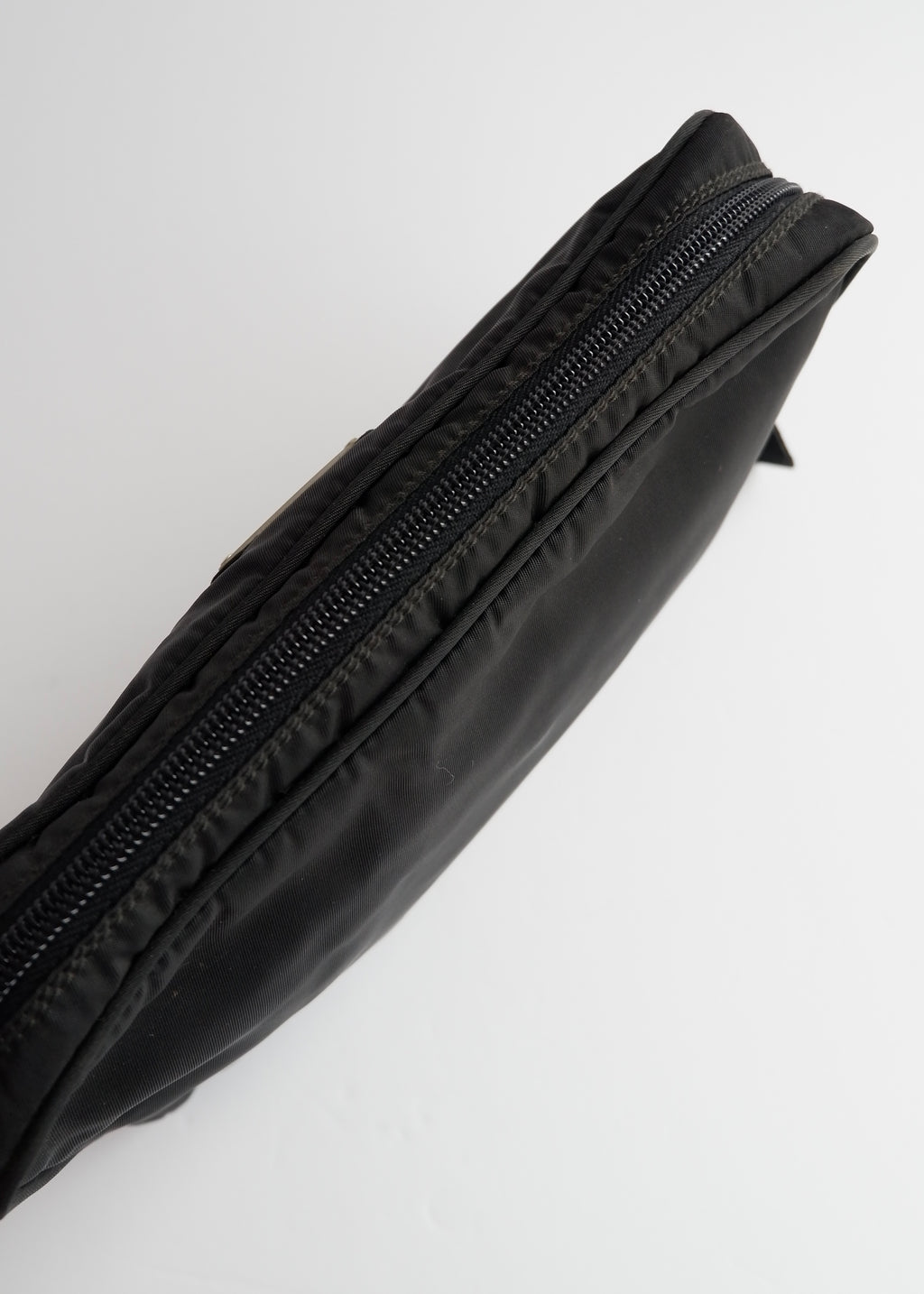 Pochette Prada authentique d'occasion en nylon noir