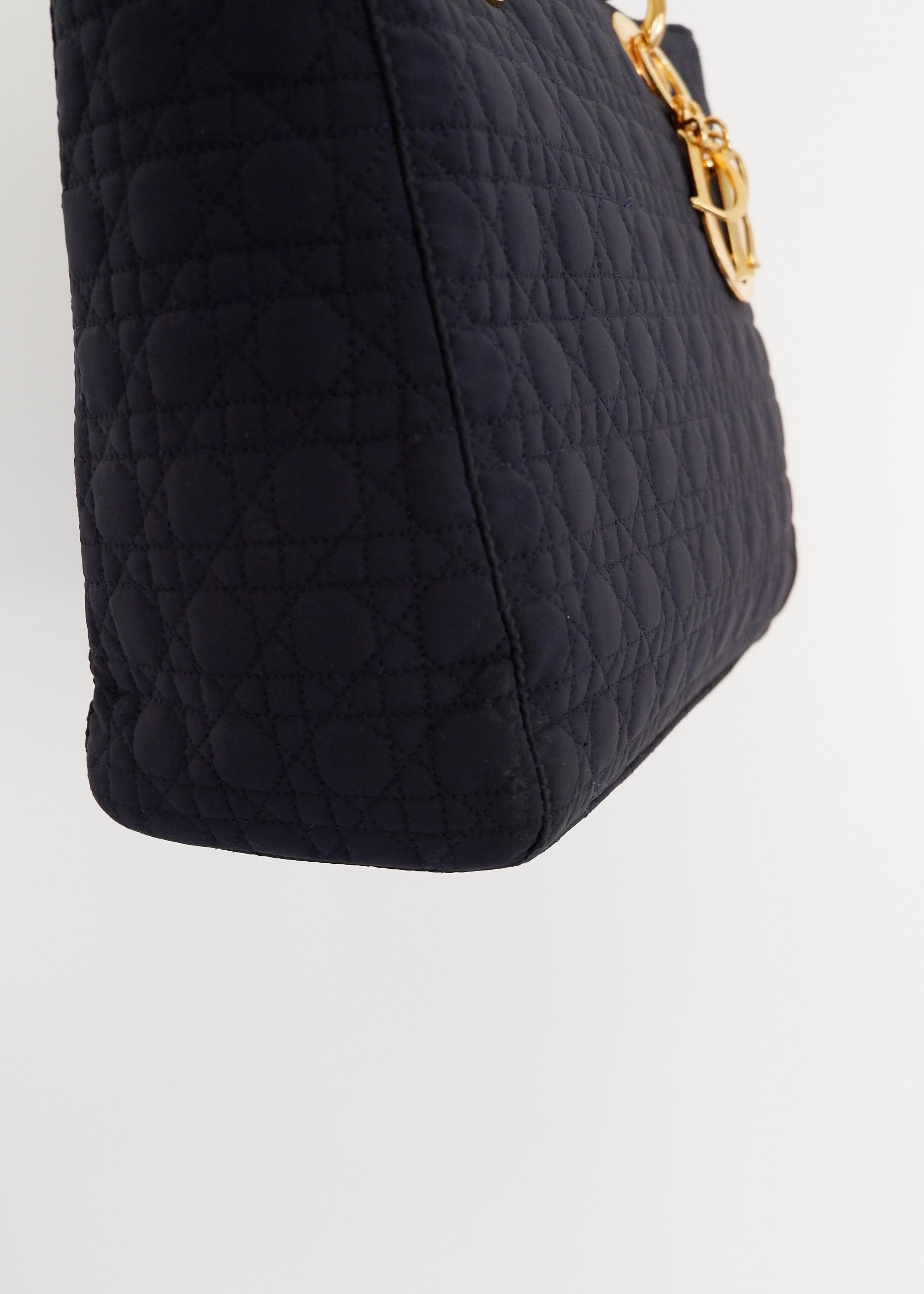 Sac à main Christian Dior Lady Dior Medium en toile bleu marine, d'occasion authentique, avec accastillage doré