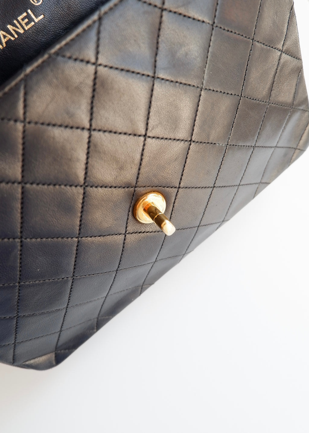 Authentique sac Chanel vintage d'occasion en agneau noir à rabat simple avec quincaillerie dorée