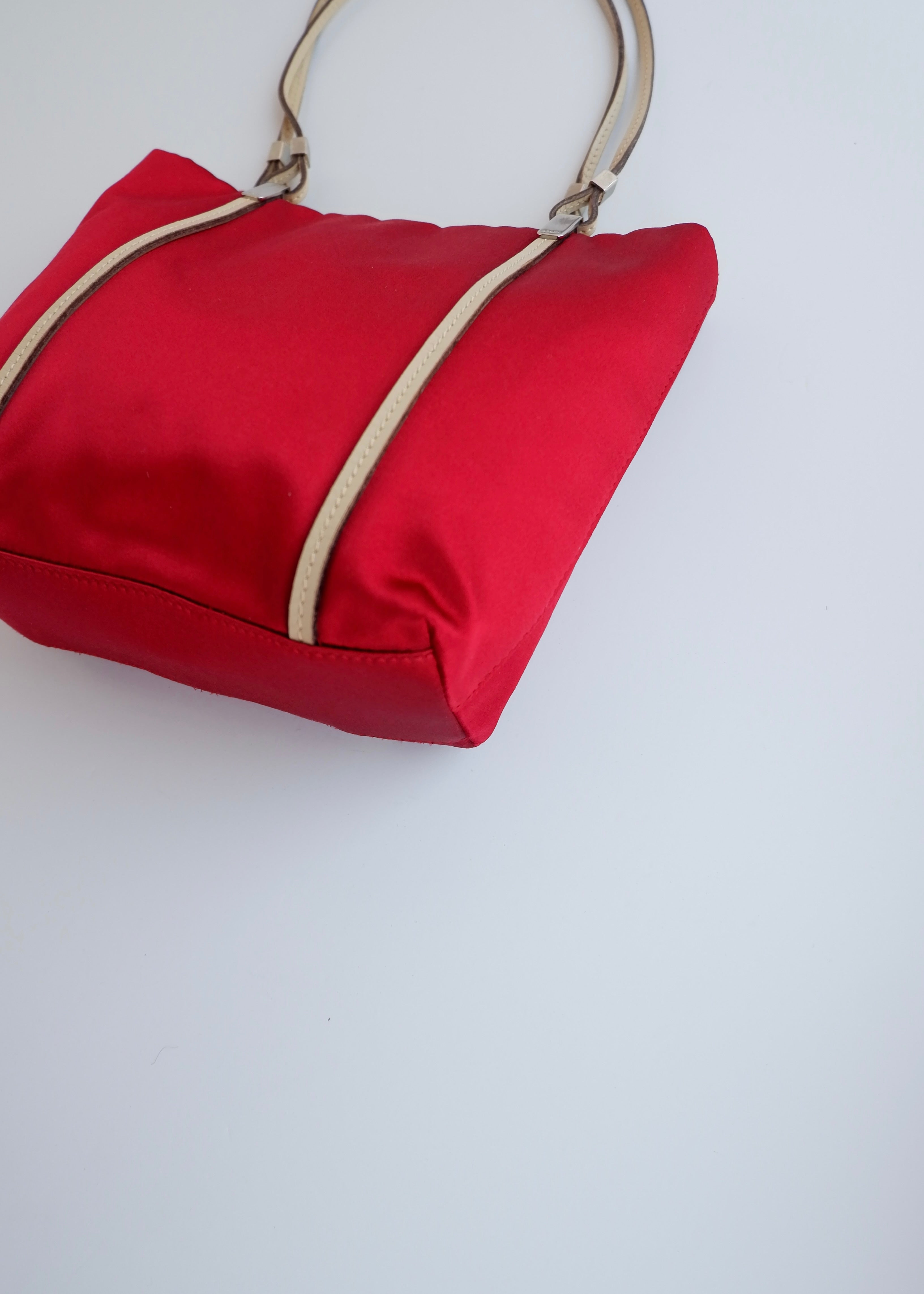Sac micro cabas Prada authentique d'occasion en satin rouge
