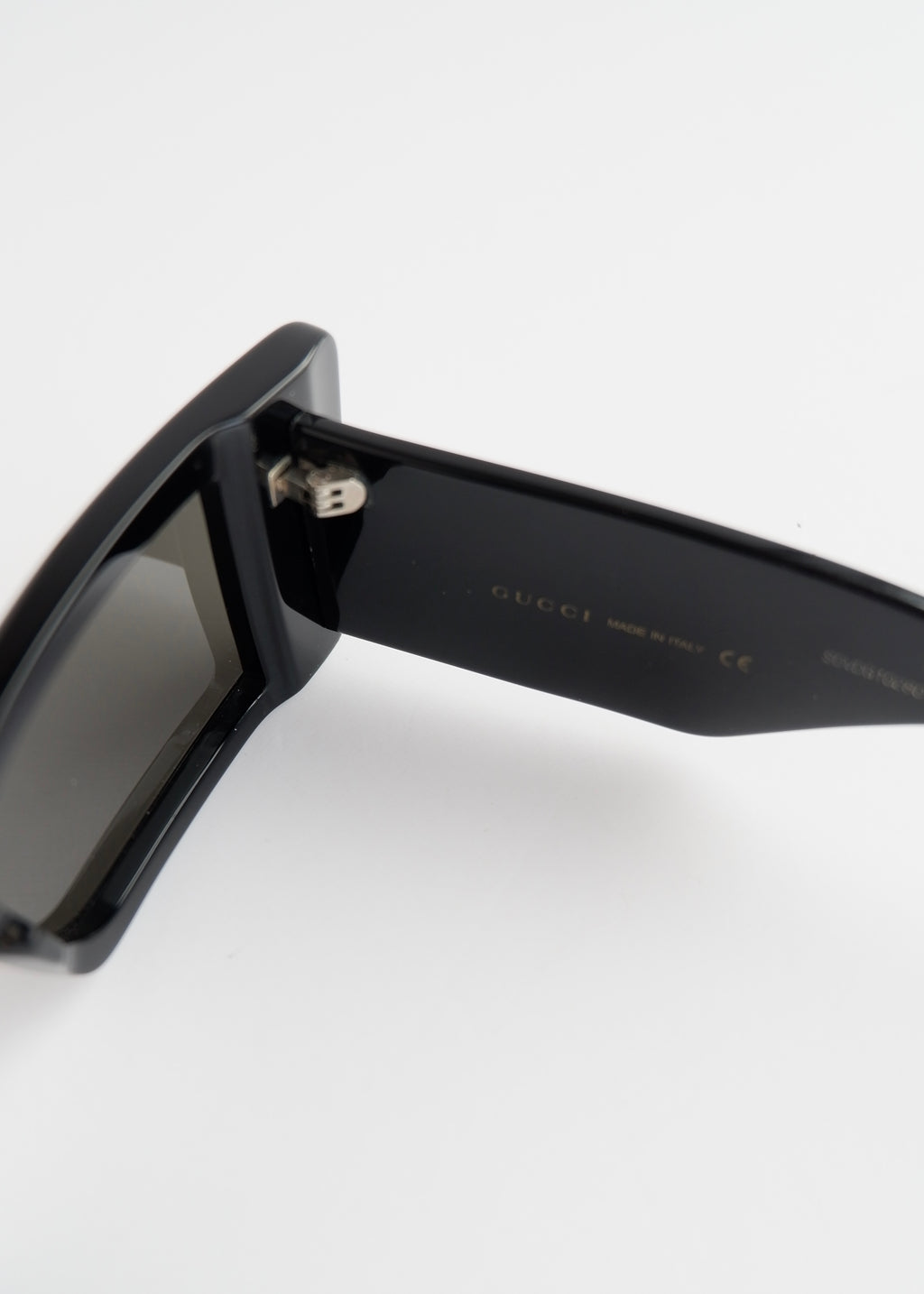 Authentiques lunettes de soleil Gucci d'occasion à monture rectangulaire noire