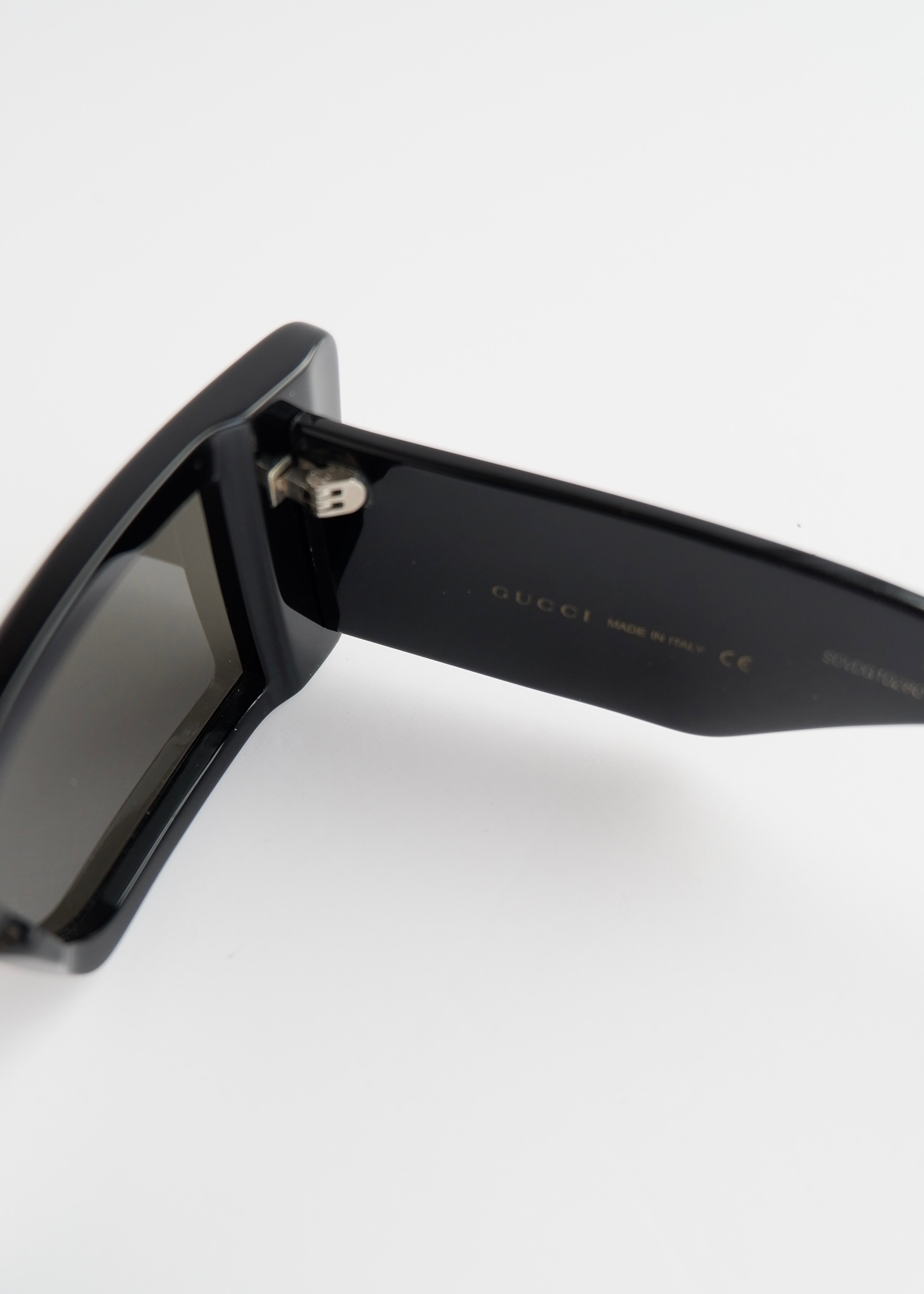 Authentiques lunettes de soleil Gucci d'occasion à monture rectangulaire noire