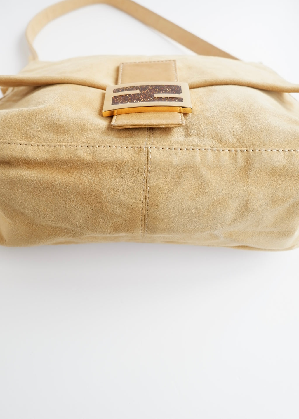 Sac à bandoulière Fendi Mamma Baguette en daim beige d'occasion authentique