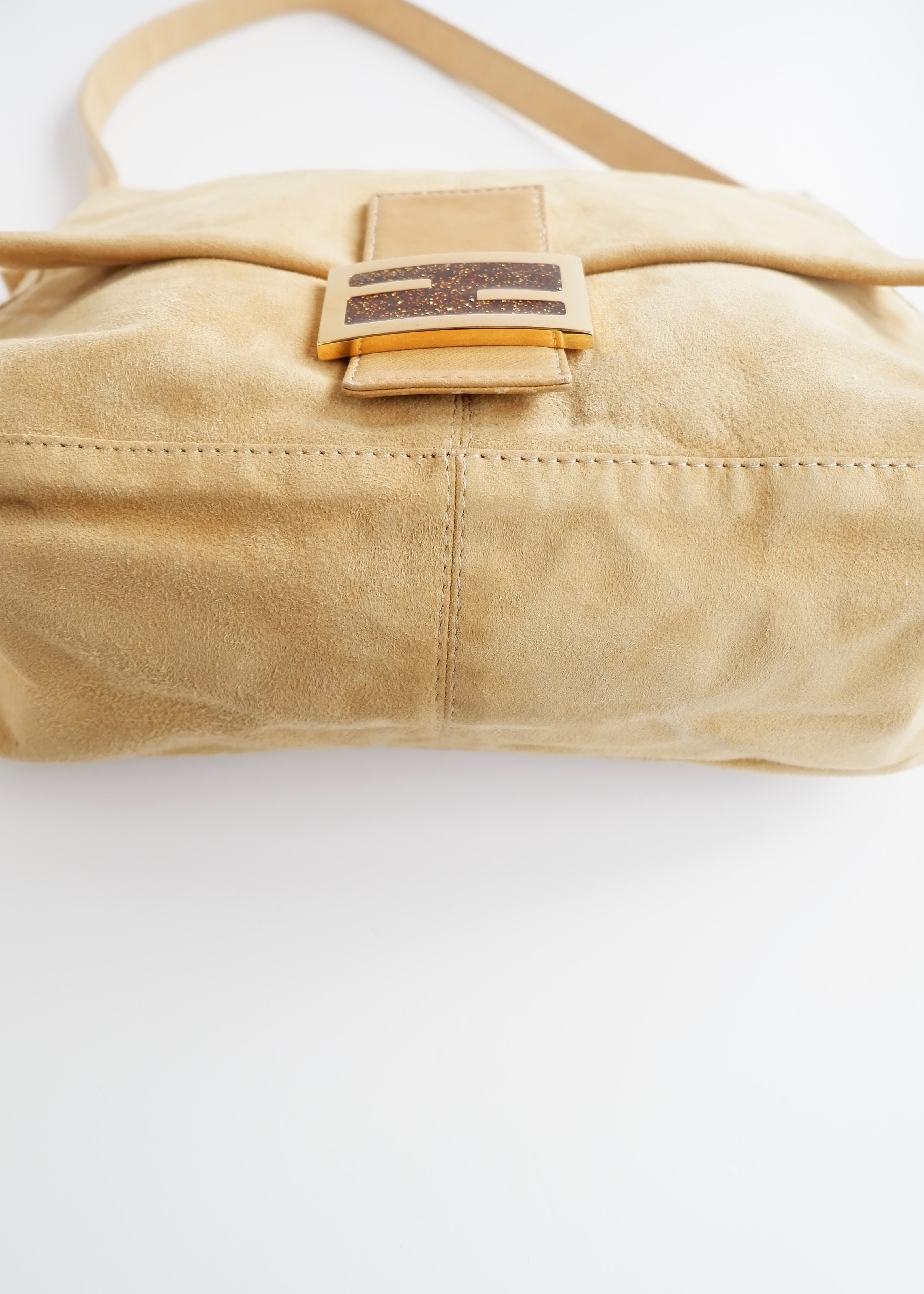 Sac à bandoulière Fendi Mamma Baguette en daim beige d'occasion authentique