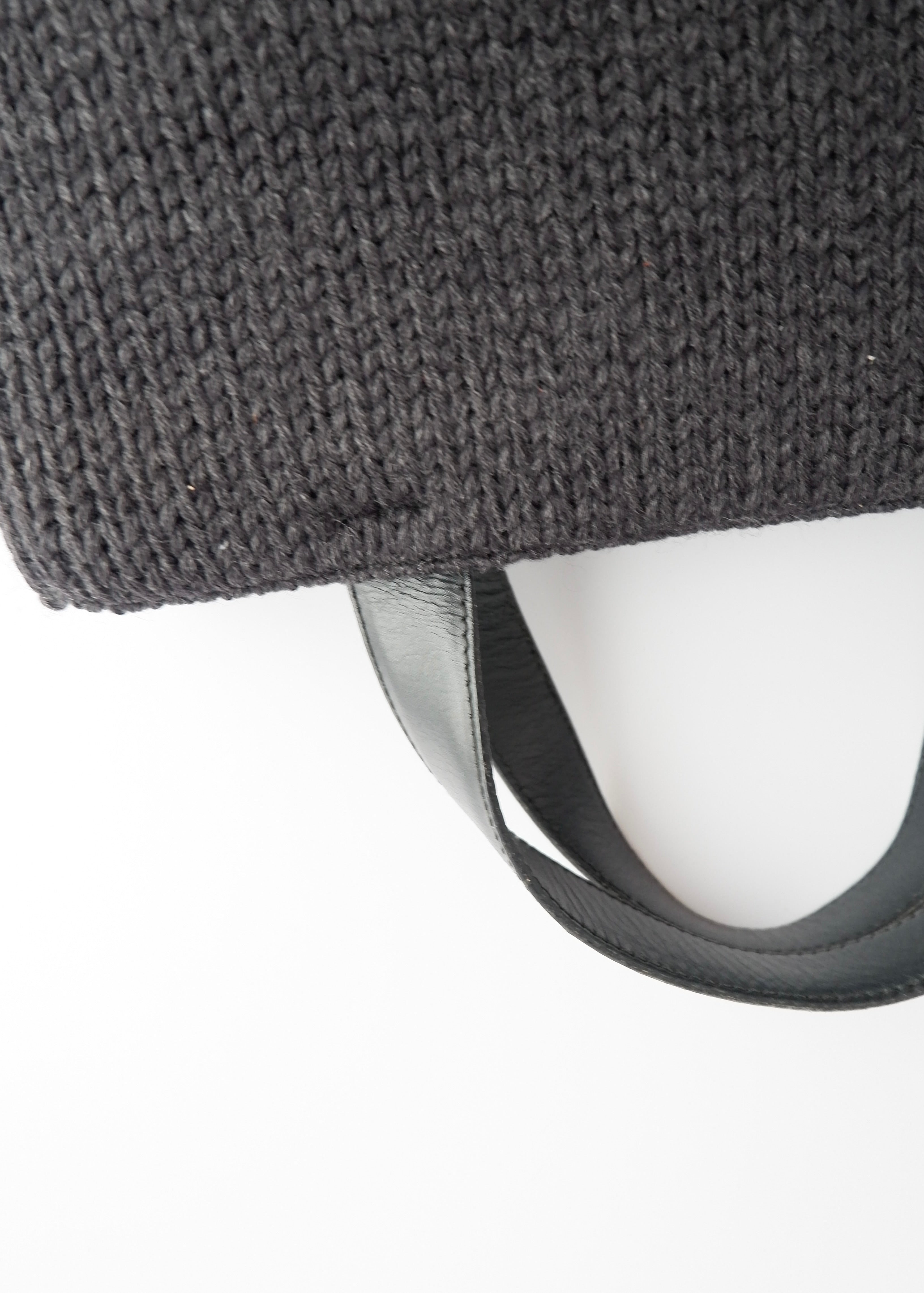 Authentique sac à main Prada en tricot et cuir noir d'occasion