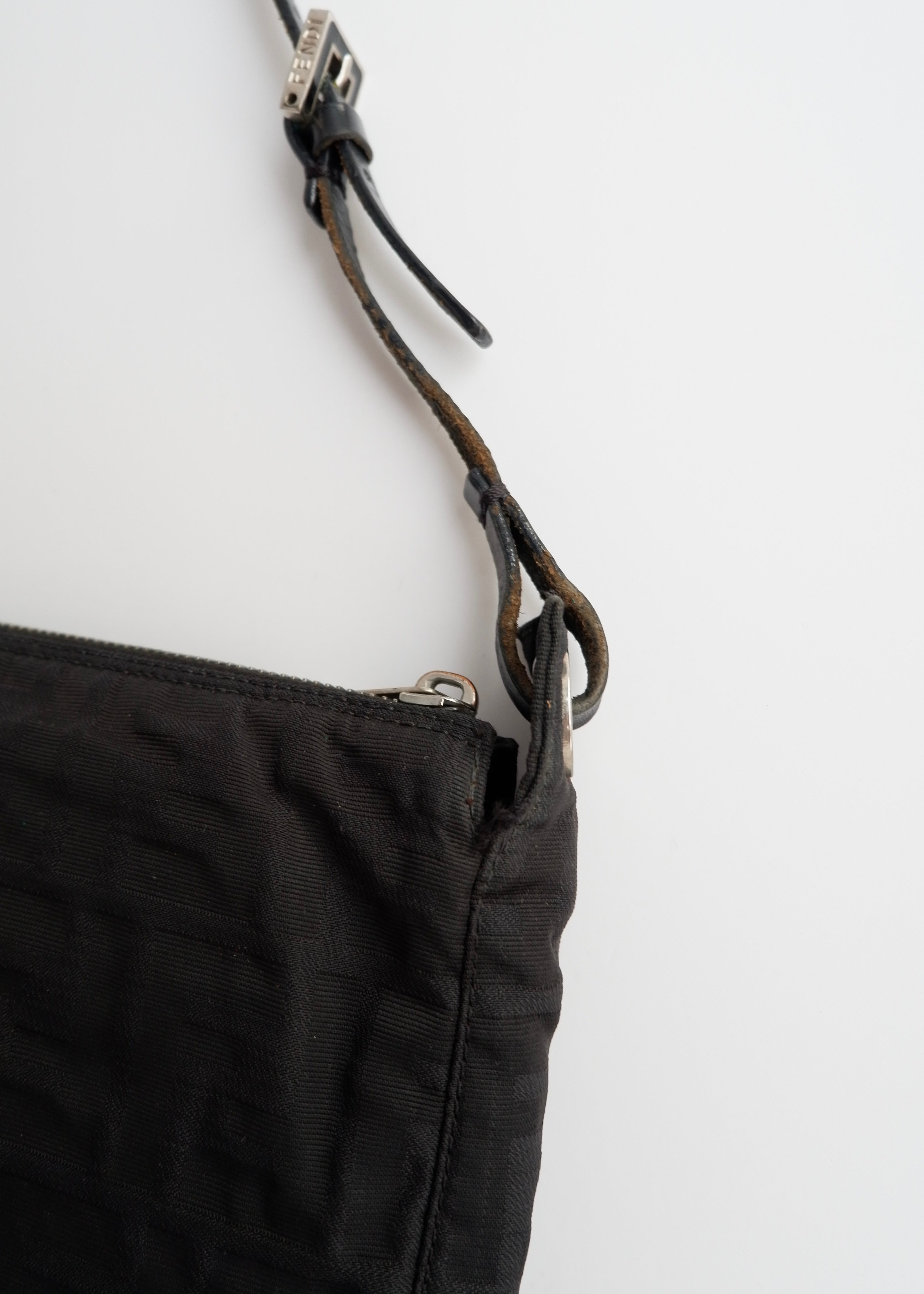 Sac bandoulière Fendi Zucca en toile noire authentique d'occasion