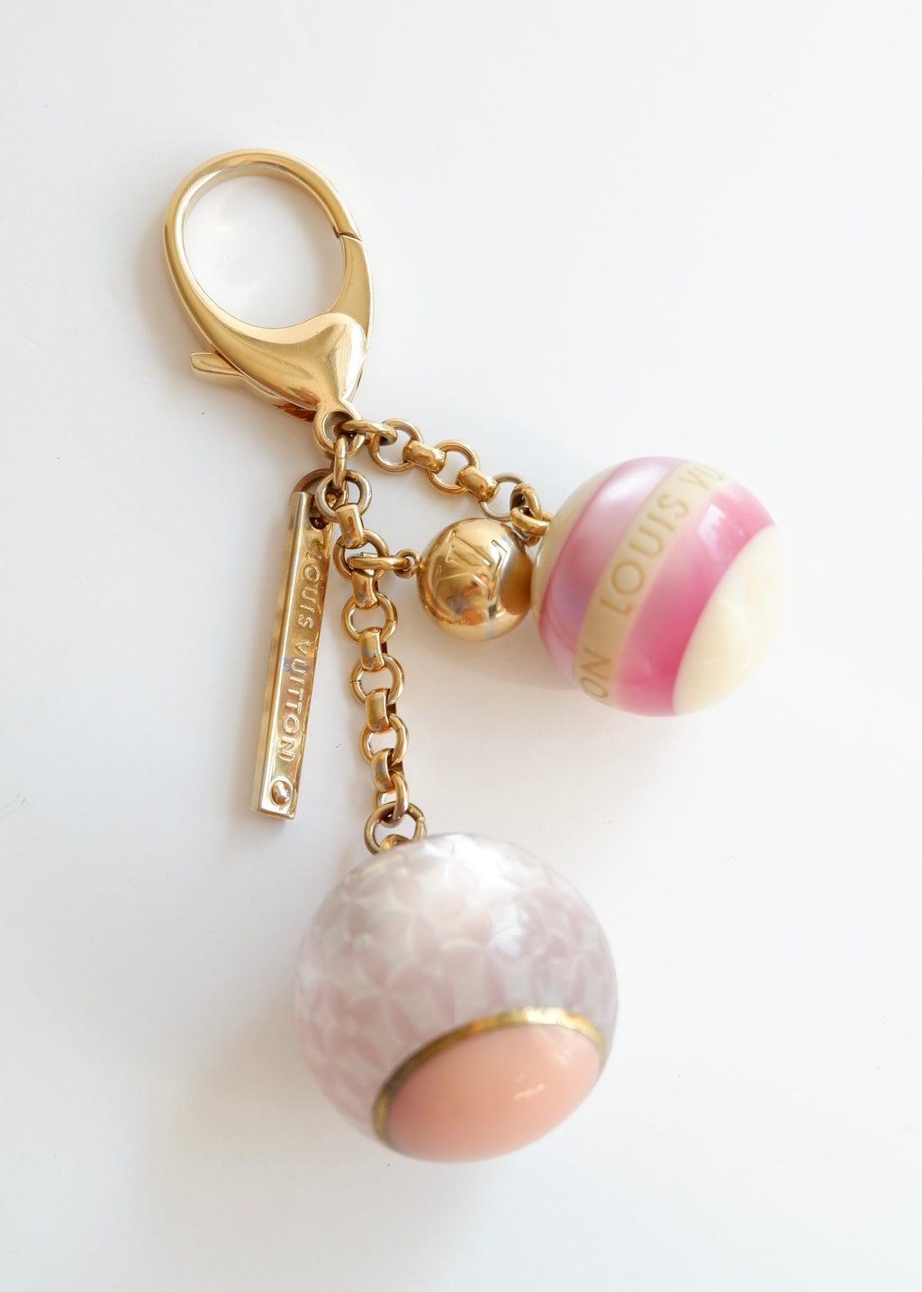 Authentique bijou de sac Louis Vuitton Mini Lin rose/doré d'occasion