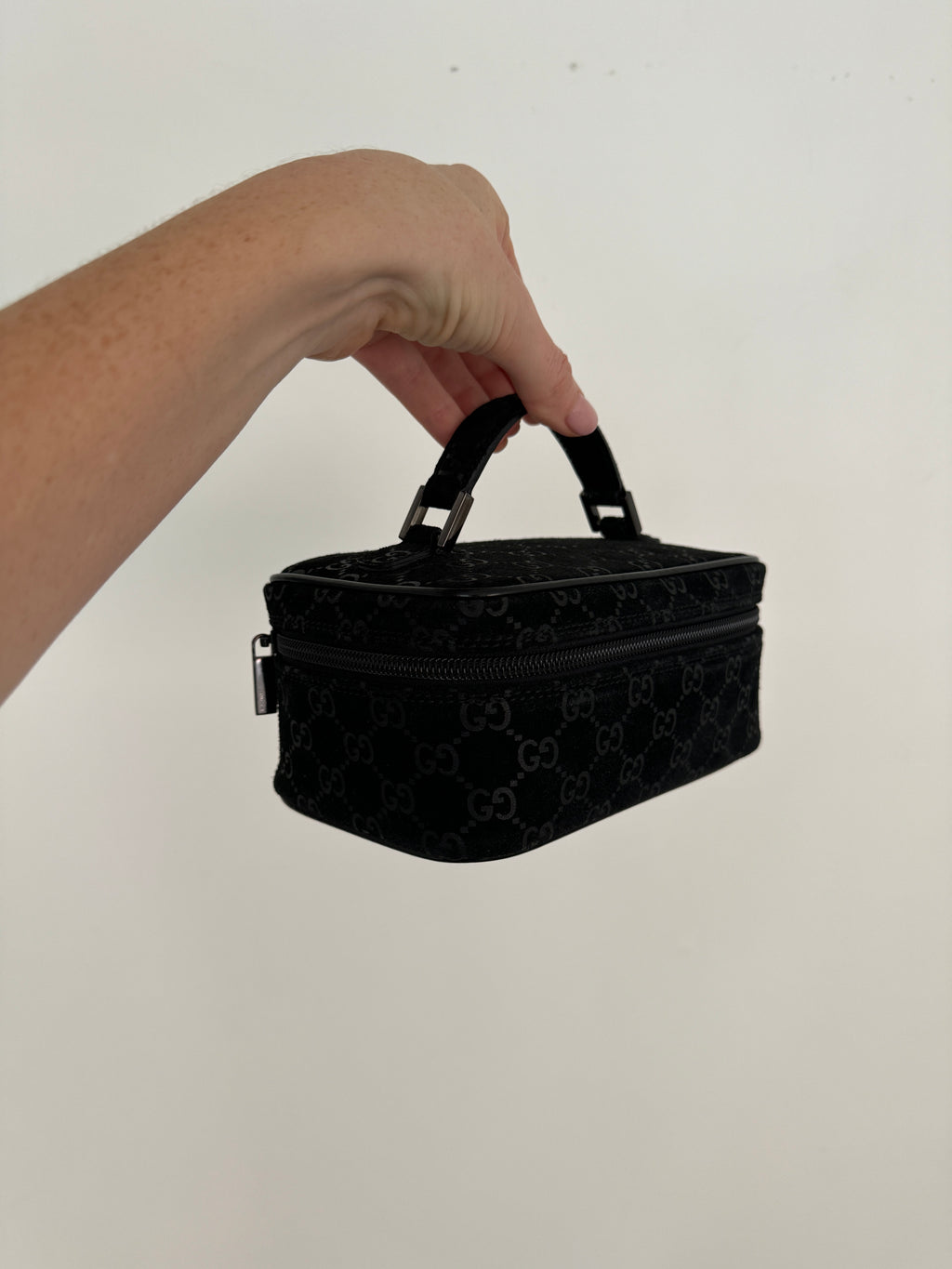Authentique sac vanity Gucci en daim noir imprimé GG, d'occasion