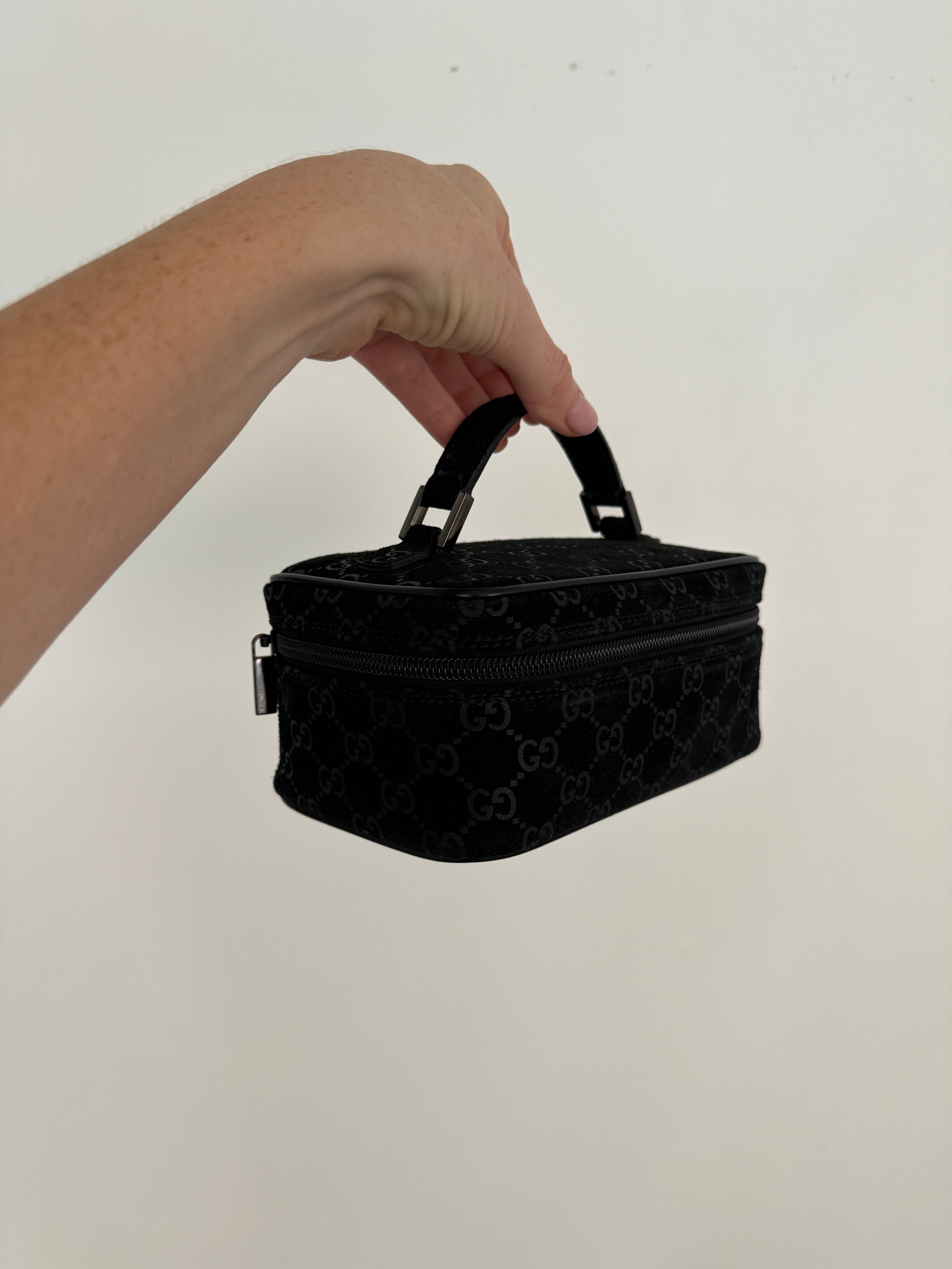 Authentique sac vanity Gucci en daim noir imprimé GG, d'occasion