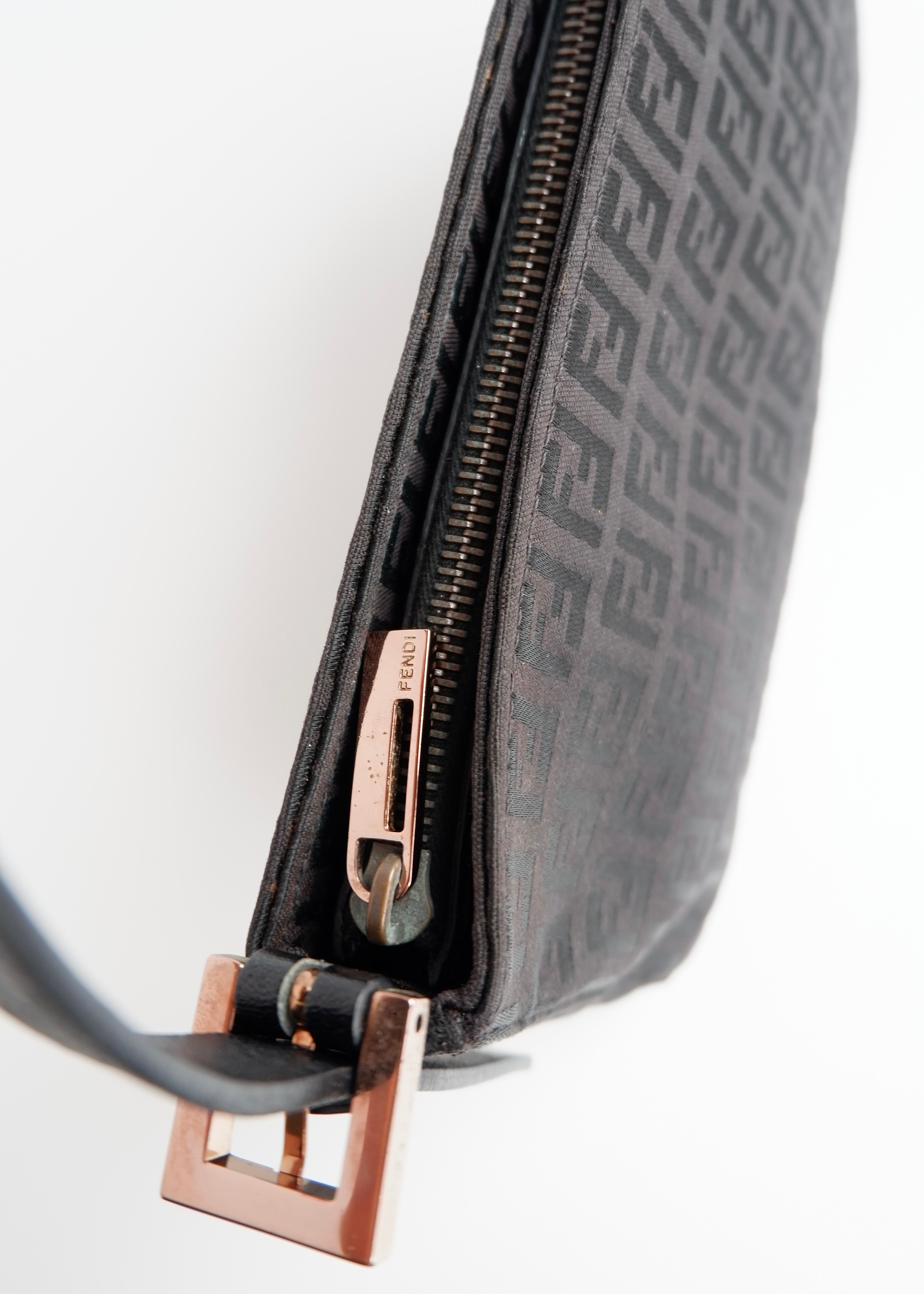 Authentique sac porté épaule Fendi Zucchino en toile noire d'occasion
